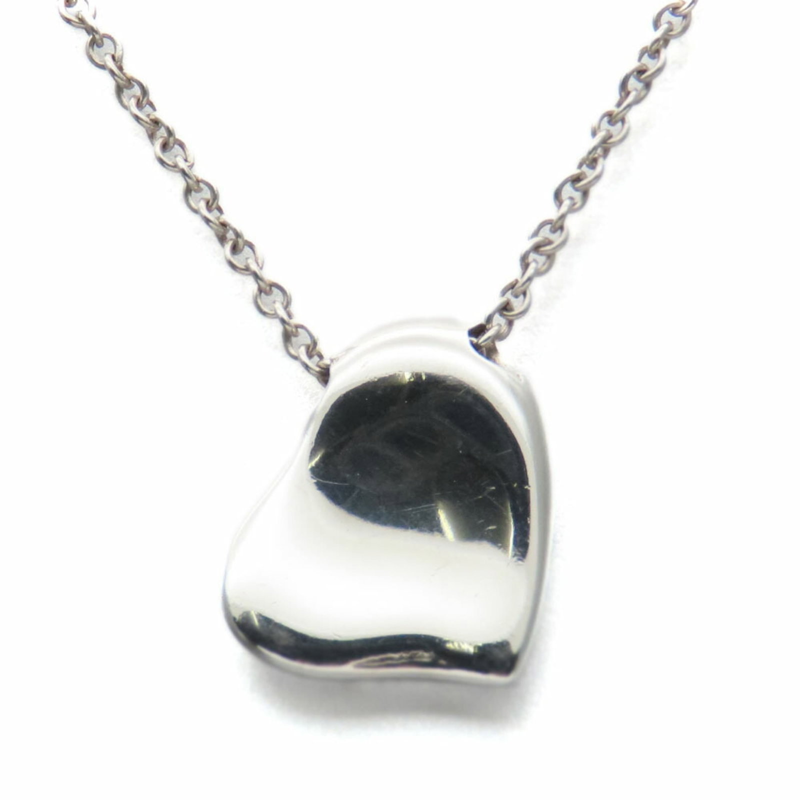 TIFFANY Silver 925: TIFFANY Silver 925 Silver 925 Tiffany Necklace, a beautiful piece with a silver 925 material and a silver color, features a pendant size of 11.7mm x 10mm. The necklace has a 43 cm circumference and be