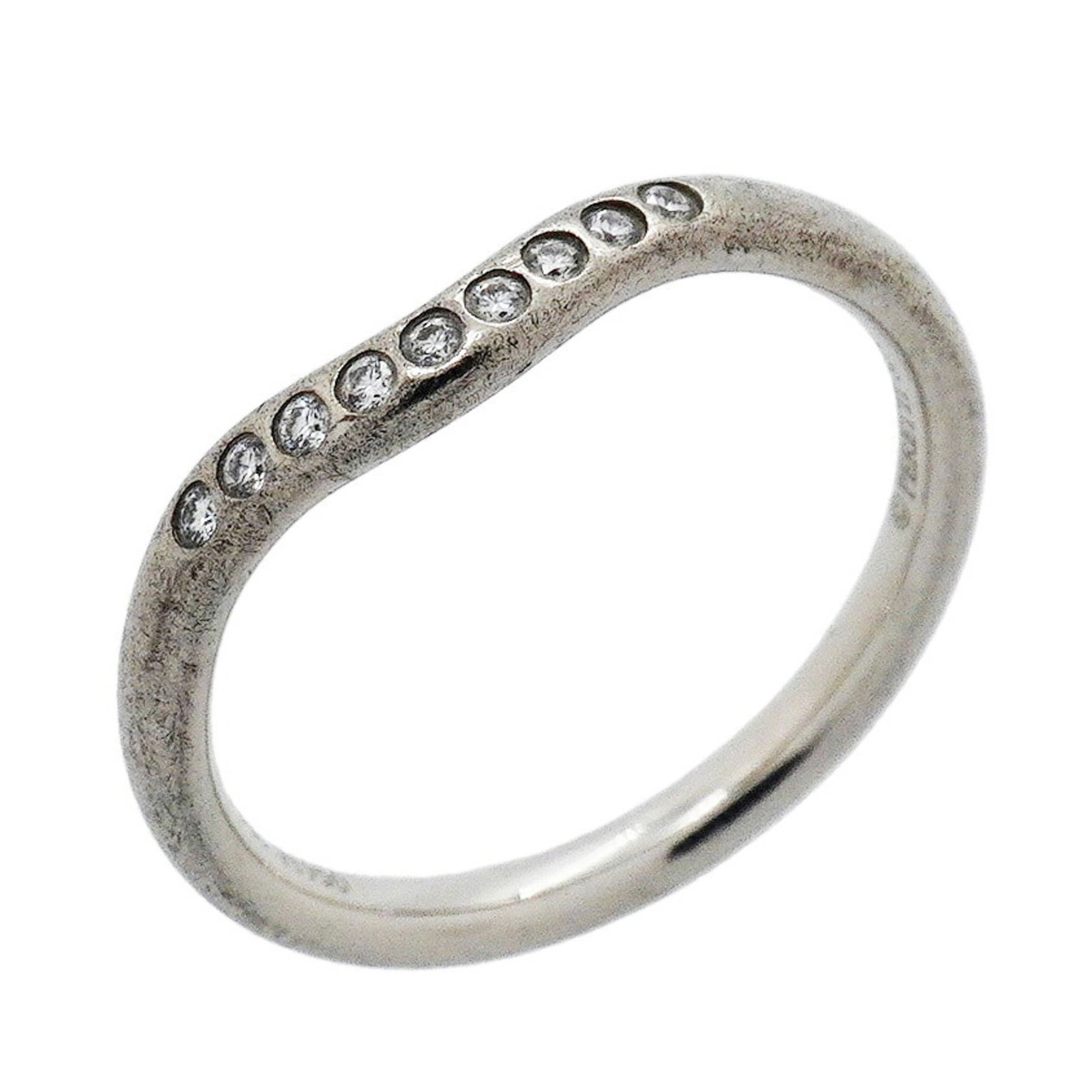 TIFFANY Band Ring Platinum 950: TIFFANY Band Ring Platinum 950 Platinum 950 Tiffany band ring with a diamond stone, available in a US size 6. The ring features visible wear with scratches and scuffs, but remains fully functional.