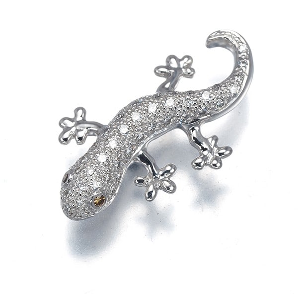 Mikimoto Brooch Brown &Clear Diamond 0.23Ct Gecko 18K 750 White Gold: Mikimoto Brooch Brown &Clear Diamond 0.23Ct Gecko 18K 750 White Gold This Mikimoto brooch showcases a stunning 0.23ct brown and clear diamond gecko set in 18k white gold. The intricate design