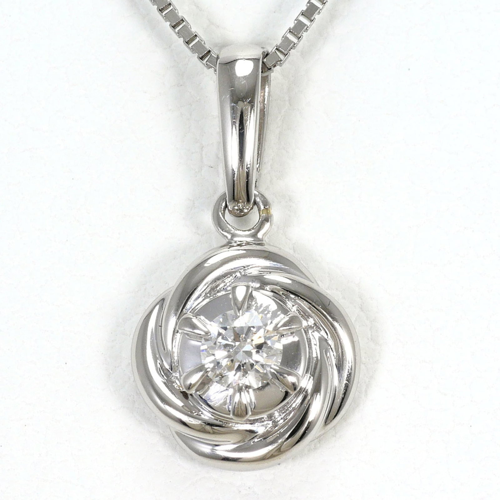 Platinum 850 Platinum 900: Platinum 850 Platinum 900 Platinum 850 and 900 necklace features a 0.12ct diamond pendant set in high-quality platinum metal, weighing 3.5g. The necklace boasts a sleek design with a 40cm