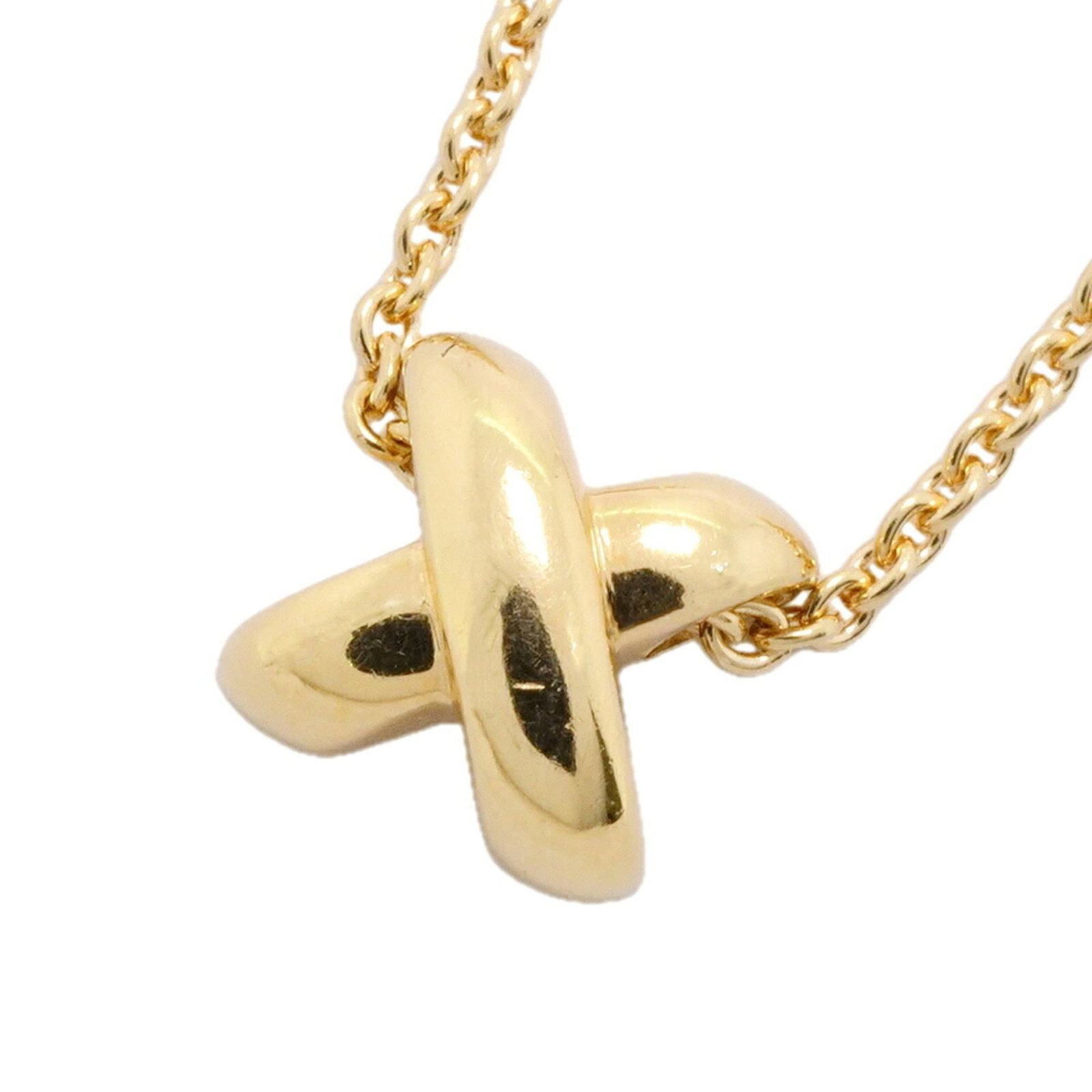 TIFFANY Yellow Gold (18K): TIFFANY Yellow Gold (18K) Yellow gold (18K) necklace from Tiffany, featuring a 8.3mm x 8.7mm pendant. The necklace has a 41 cm / 16.14'' neck circumference and bears a visible signature. This Tiffany 