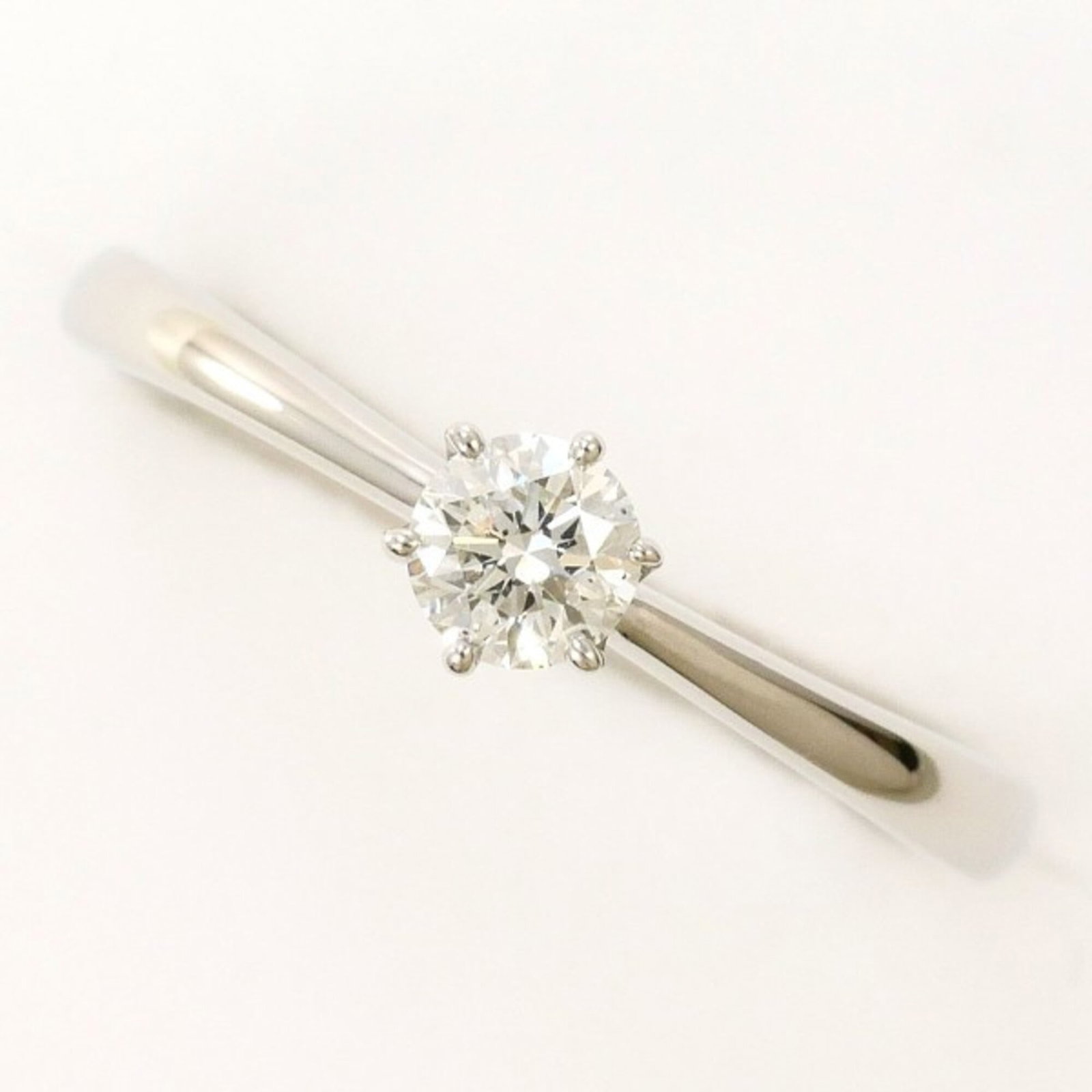 Band Ring Platinum 900: Band Ring Platinum 900 Platinum 900 band ring features a 0.15ct diamond stone set in a high-quality platinum setting, available in a US size 3.5 and 4mm width. Made from platinum 900 metal, this band 