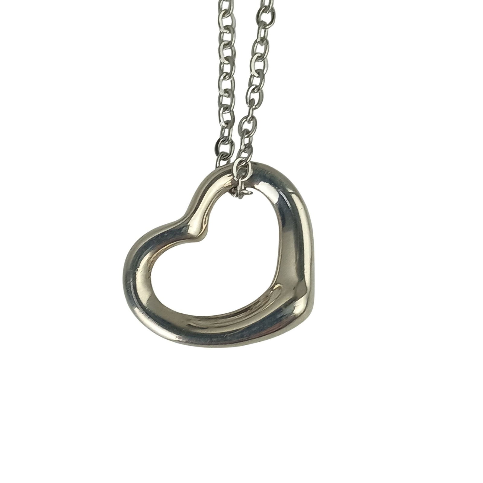TIFFANY Silver 925: TIFFANY Silver 925 Silver 925 necklace from Tiffany's, featuring an open heart pendant with a subtle sparkle. This elegant necklace boasts a classic design, perfect for everyday wear. With its 45 cm