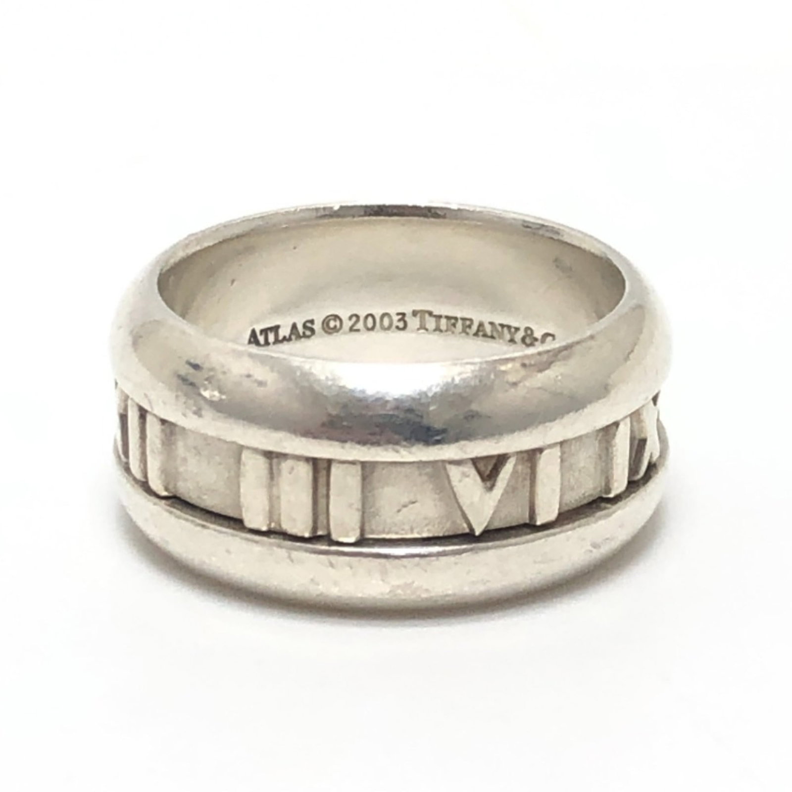 TIFFANY Band Ring Silver 925: TIFFANY Band Ring Silver 925 Silver 925 band ring from Tiffany, a classic design in a timeless silver finish. The ring features a simple band style with minor signs of wear, including small scratches