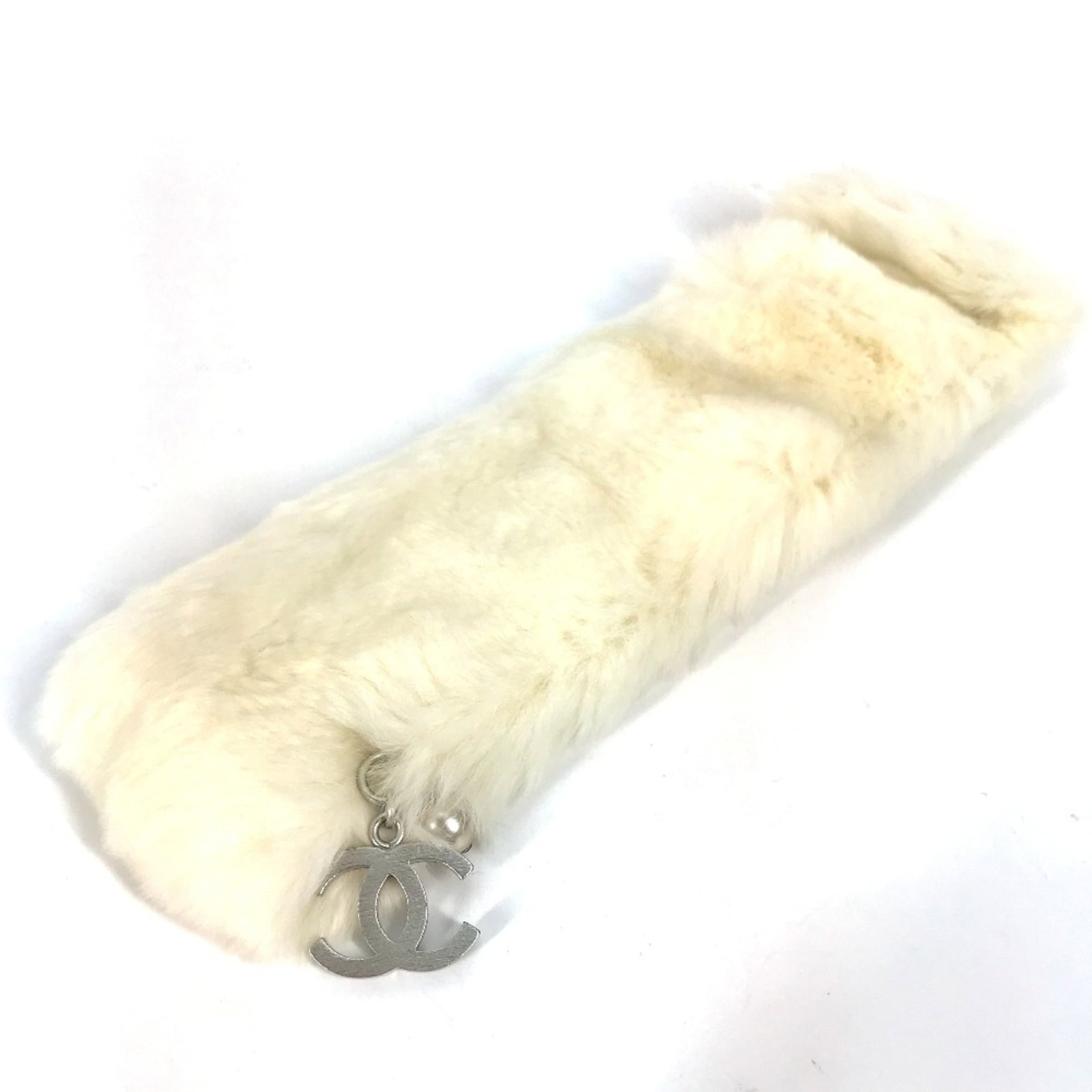 CHANEL Bangle Other: CHANEL Bangle Other This Chanel bangle boasts a crisp white finish, measuring 8.7 inches in total length with a band width of 27.6 inches. The item features visible wear, including scratches and scuff