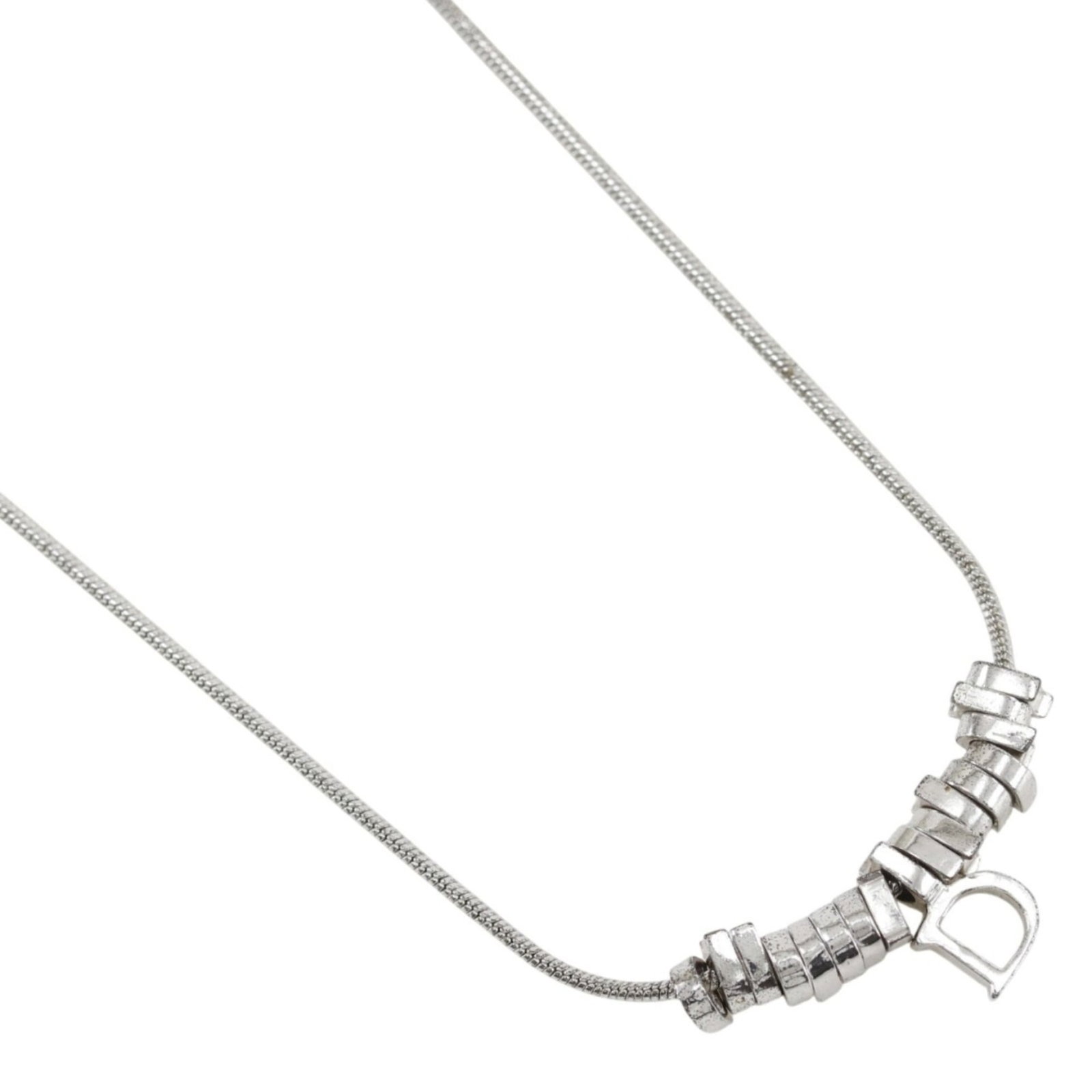 CHRISTIAN DIOR Metal: CHRISTIAN DIOR Metal Silver Christian Dior Metal Necklace with 10mm x 6mm Pendant, suitable for women with a neck circumference of 15.55'' - 17.12''. This necklace features a metal design with