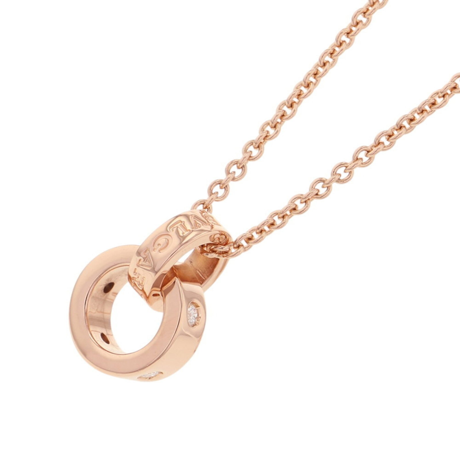 BVLGARI Pink Gold (18K): BVLGARI Pink Gold (18K) BVLGARI Pink Gold (18K) Necklace is a stunning piece of jewelry featuring a pendant made from 18K pink gold, adding a touch of elegance to any outfit. The necklace's