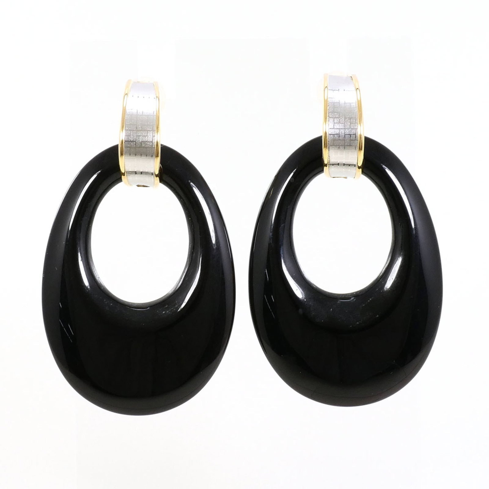 Drop Earrings Platinum 900 Yellow Gold (18K): Drop Earrings Platinum 900 Yellow Gold (18K) Platinum 900 Yellow Gold (18K) drop earrings shine with a subtle elegance, featuring onyx stones in a luxurious 18K yellow gold setting. Made from