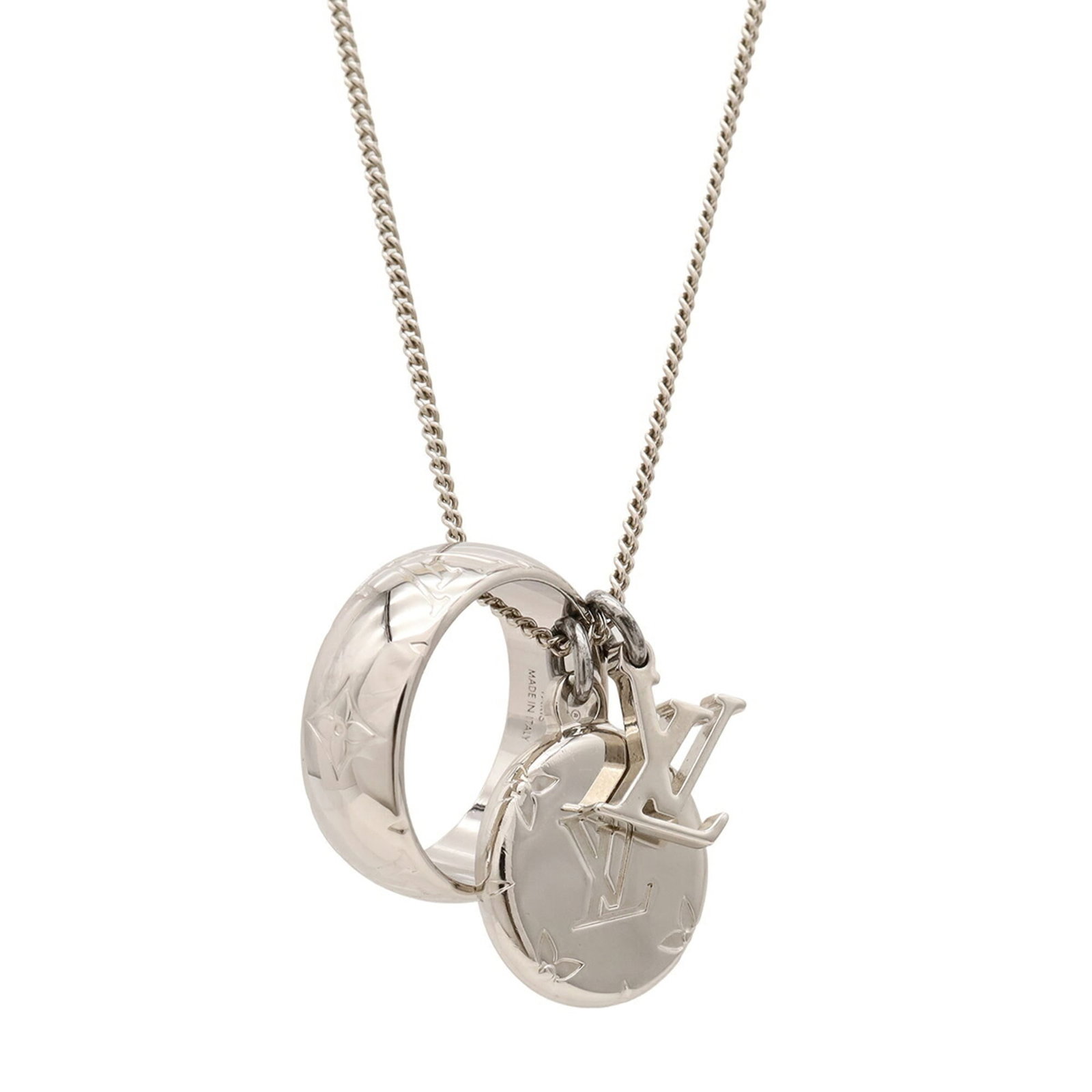 LOUIS VUITTON Metal: LOUIS VUITTON Metal Silver Louis Vuitton Metal Necklace with a 60 cm circumference and 17mm x 17mm pendant, bearing a signature. Gently used with minor signs of wear, this necklace is in very good