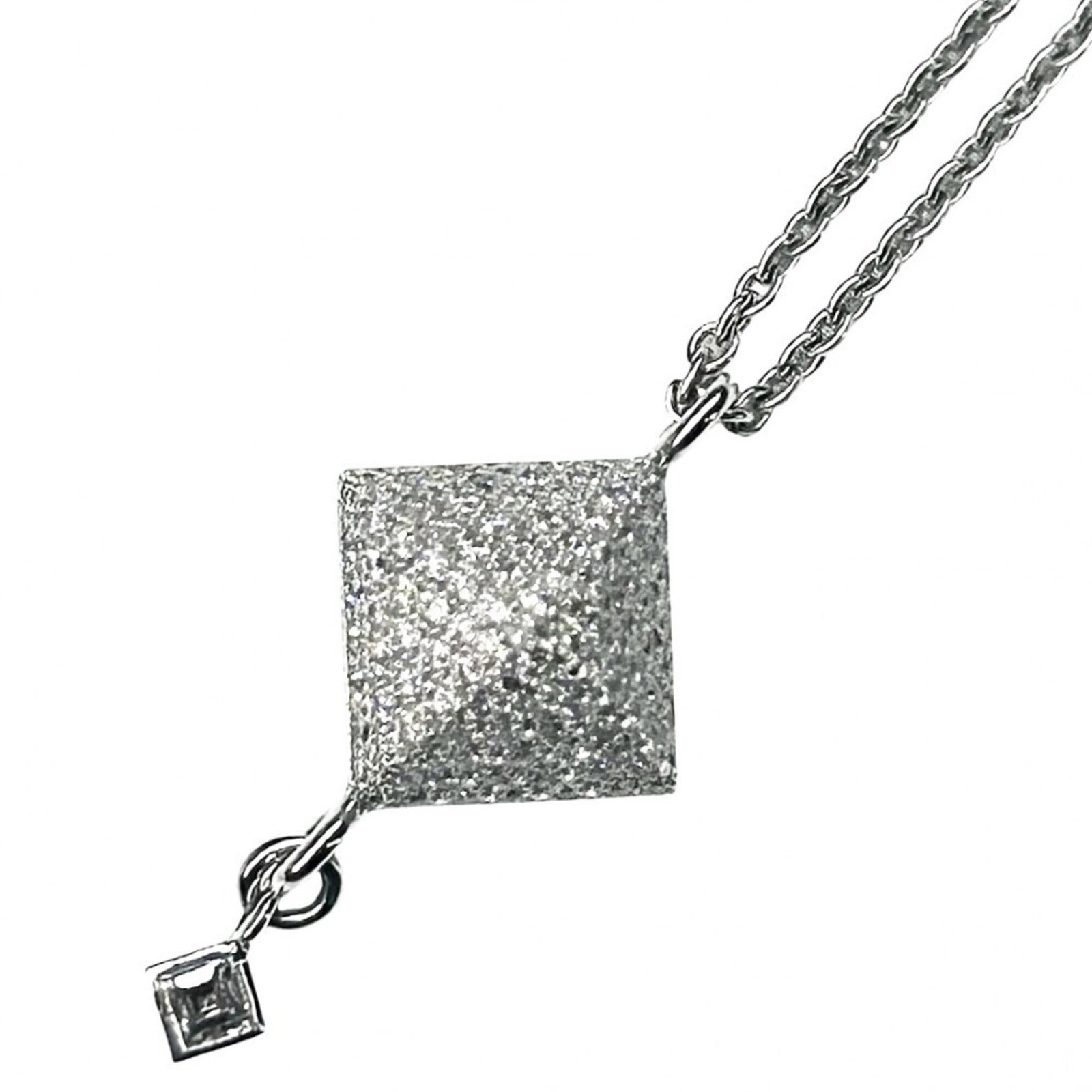 HERMES White Gold (18K): HERMES White Gold (18K) White gold (18K) Hermes necklace features a 20mm x 11mm pendant with a 41 cm / 16.14'' adjustable neck circumference, bearing visible scratches and scuffs. This used necklace
