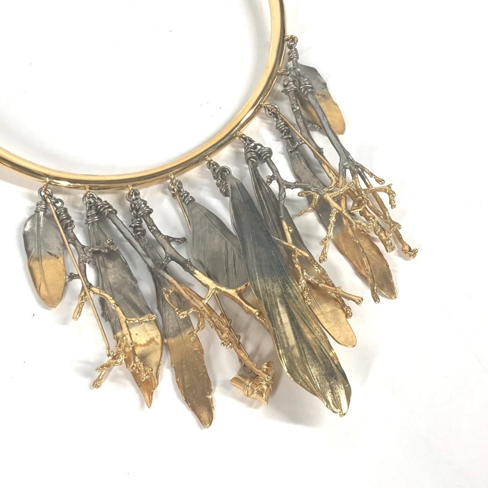 LOUIS VUITTON Metal: LOUIS VUITTON Metal Gold or Silver Louis Vuitton Metal MP2409 Necklace, 40.5 cm in length, bears a serial number GP1128. The necklace is presented in a box and is in good condition, with visible wear
