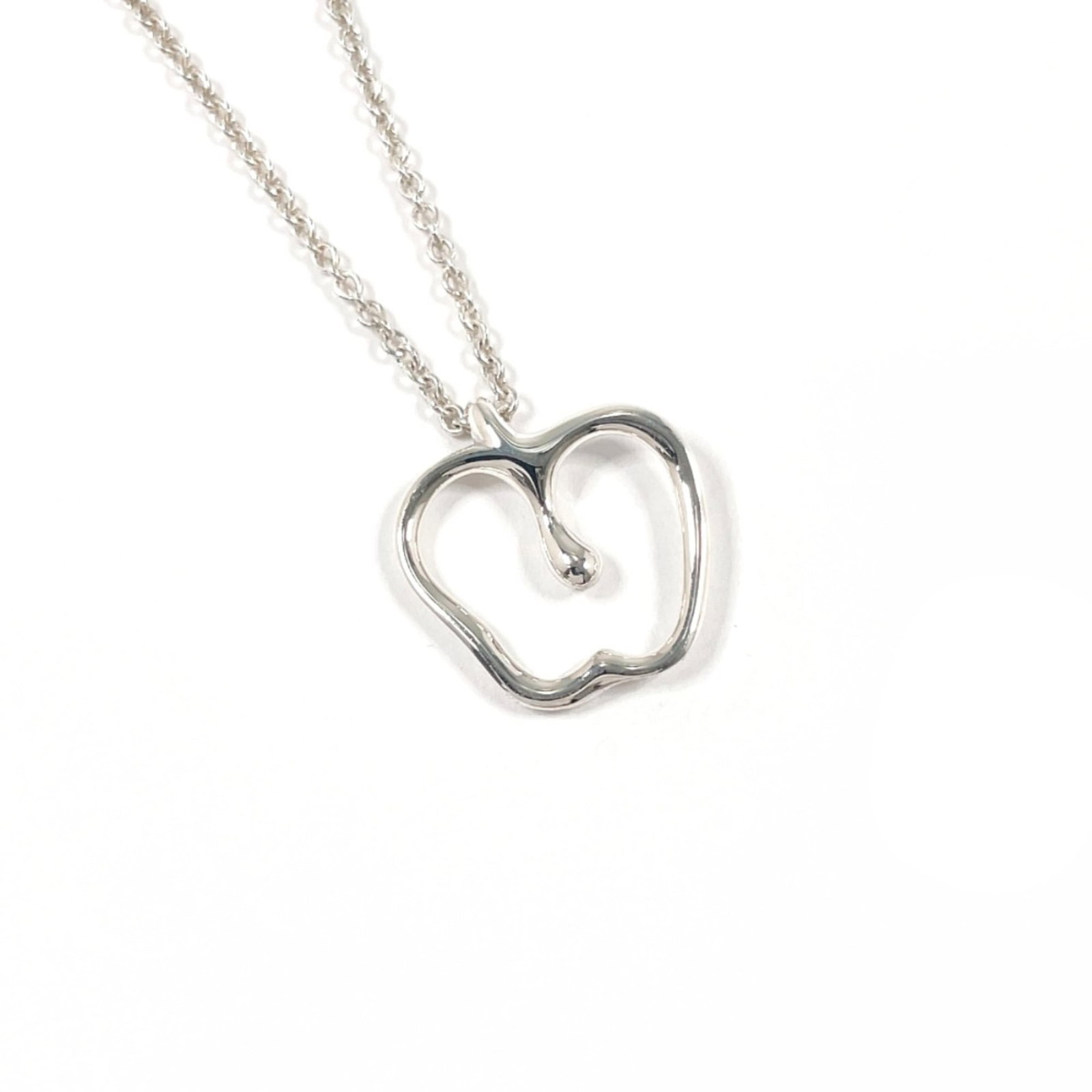 TIFFANY Silver 925: TIFFANY Silver 925 Silver 925 pendant from Tiffany, a classic and elegant necklace featuring a 17.2mm x 16.2mm pendant, suspended from a 42 cm chain. Gently used with minor signs of wear, this silver 