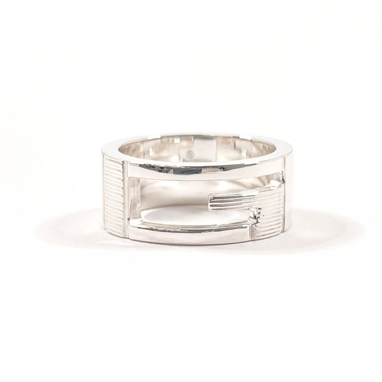 GUCCI Band Ring Silver 925: GUCCI Band Ring Silver 925 Silver 925 band ring from Gucci, crafted in Italy, features a sleek and modern design that adds a touch of luxury to any outfit. Made from high-quality silver, this ring is