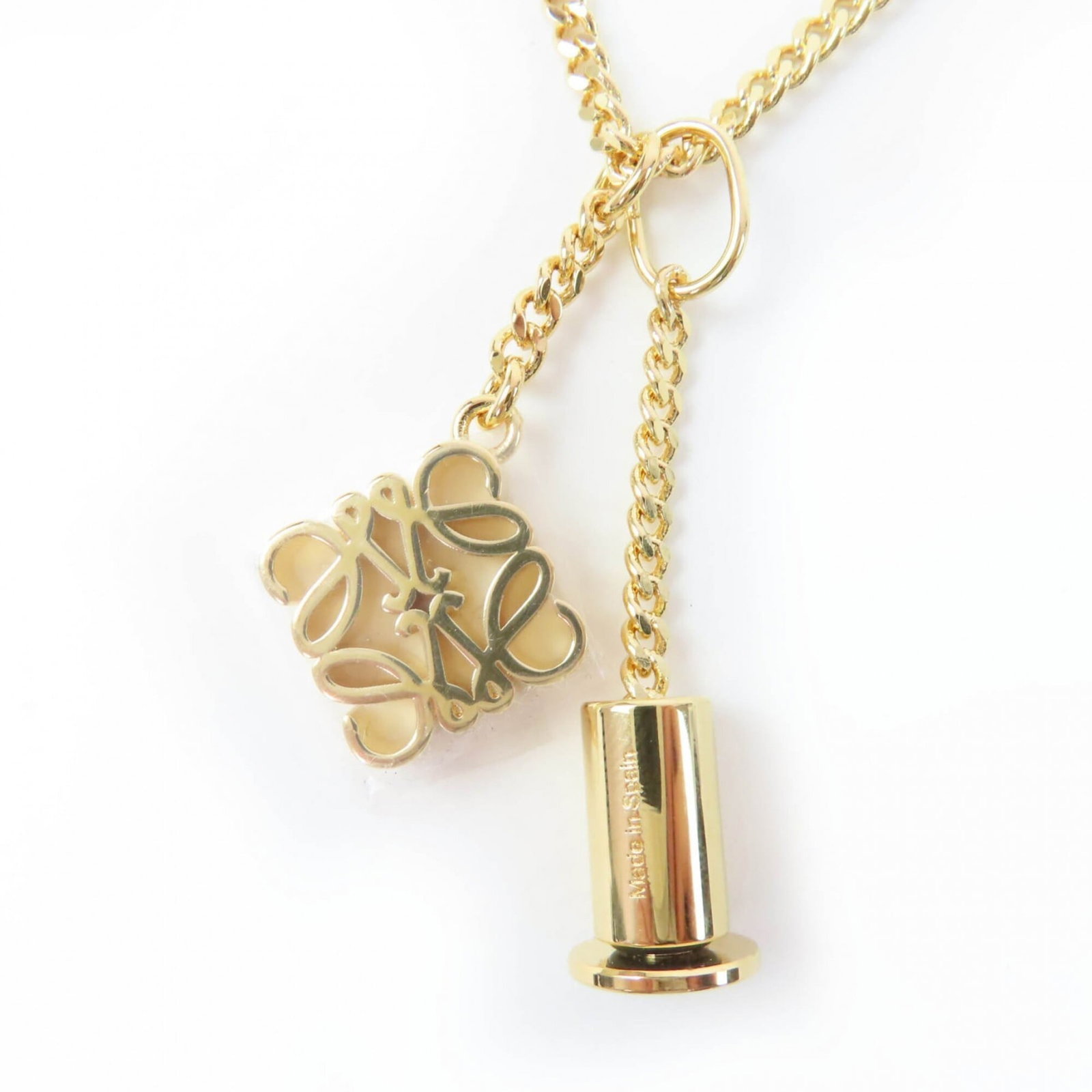 LOEWE Gold Spain: LOEWE Gold Spain Gold Spain by Loewe is a stunning necklace featuring a pendant that measures 35mm x 20mm. Made from high-quality gold, this necklace boasts a sleek design with a 48 cm circumference.