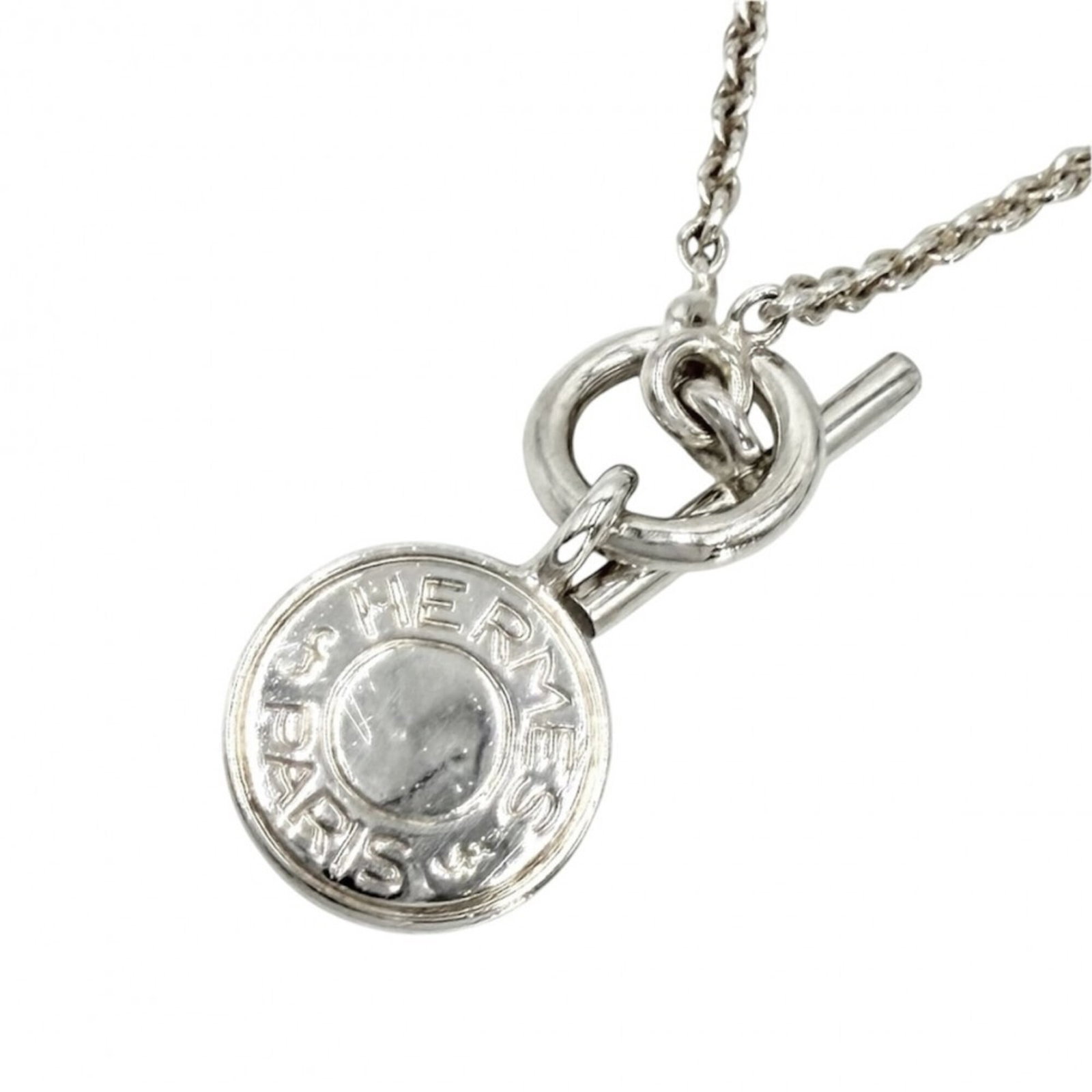HERMES Silver 925: HERMES Silver 925 Silver 925 pendant from Hermes, a silver necklace with a 40 cm circumference, featuring a 13mm x 13mm amulet pendant. The pendant bears visible signs of wear, including scratches