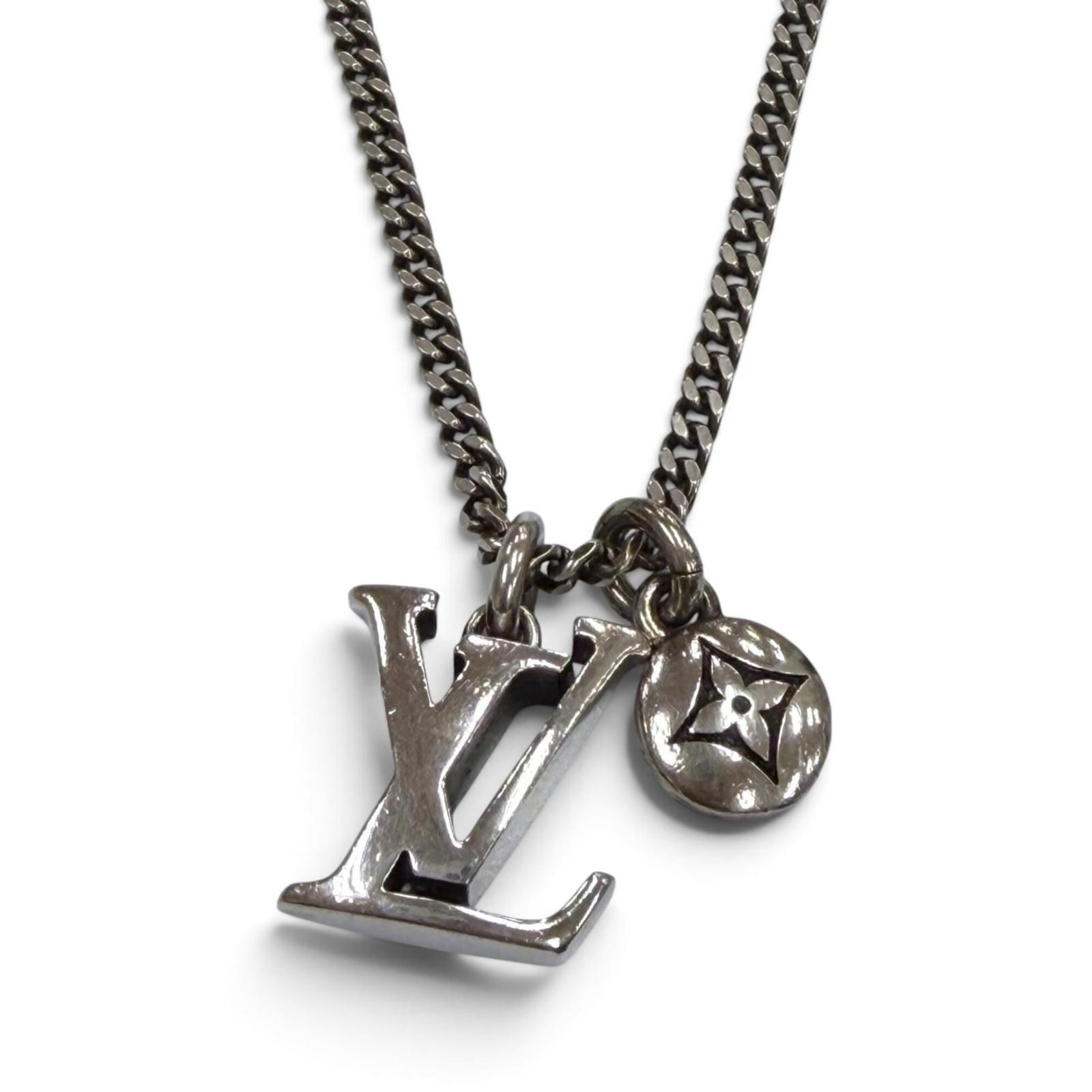 LOUIS VUITTON Silver 925: LOUIS VUITTON Silver 925 Silver 925 Louis Vuitton Necklace, featuring a 20mm x 18mm pendant, is a stylish accessory made from high-quality silver. The necklace has a silver 925 material and a comforta