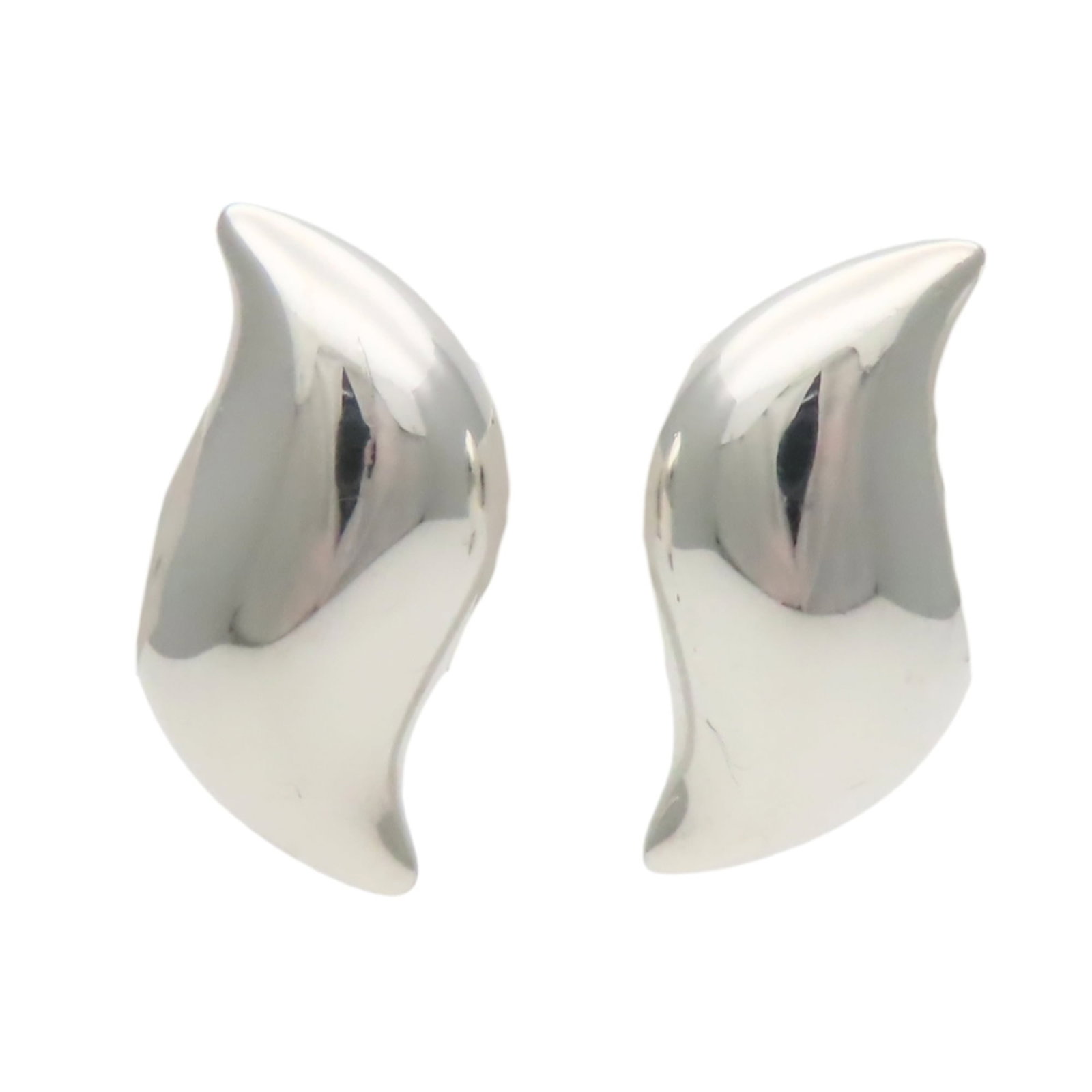 TIFFANY Stud Earrings Silver 925: TIFFANY Stud Earrings Silver 925 Tiffany stud earrings in silver 925, featuring a sleek and sophisticated design. Gently used with minor signs of wear, these earrings showcase a subtle patina that add