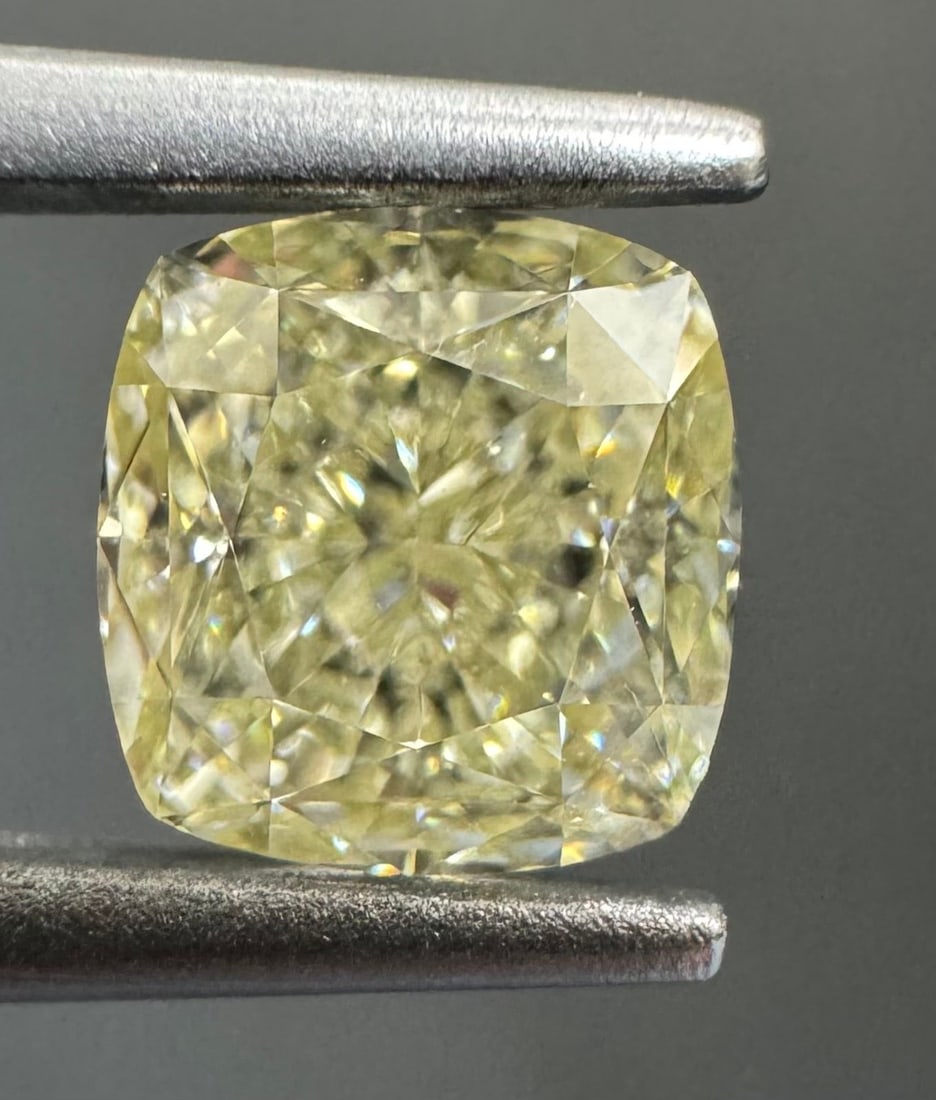GIA Cushion Brilliant 0.9ct W-X VVS2 - Loose Natural Diamond: GIA Cushion Brilliant 0.9ct W-X VVS2 - Loose Natural Diamond GIA-certified, this 0.9ct W-X VVS2 cushion brilliant diamond boasts exceptional clarity and a vibrant color, making it a standout among
