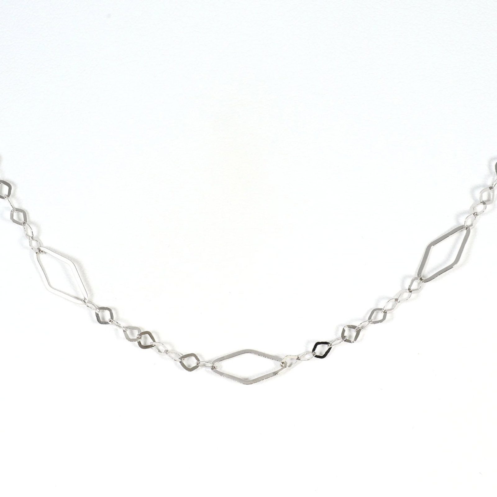 White Gold (14K): White Gold (14K) White gold (14K) necklace with a sleek, modern design. Weighing 4.7g, this 85cm chain is made from high-quality white gold (14K) metal, ensuring a durable and long-lasting piece. In