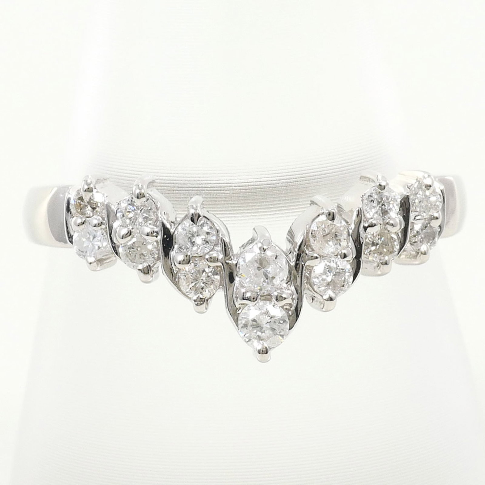 Band Ring Platinum 900: Band Ring Platinum 900 Platinum 900 band ring features a diamond stone, weighing 0.32 carats, set in a high-quality platinum band with a US size 7 fit and 8mm width. This like-new used ring boasts exc