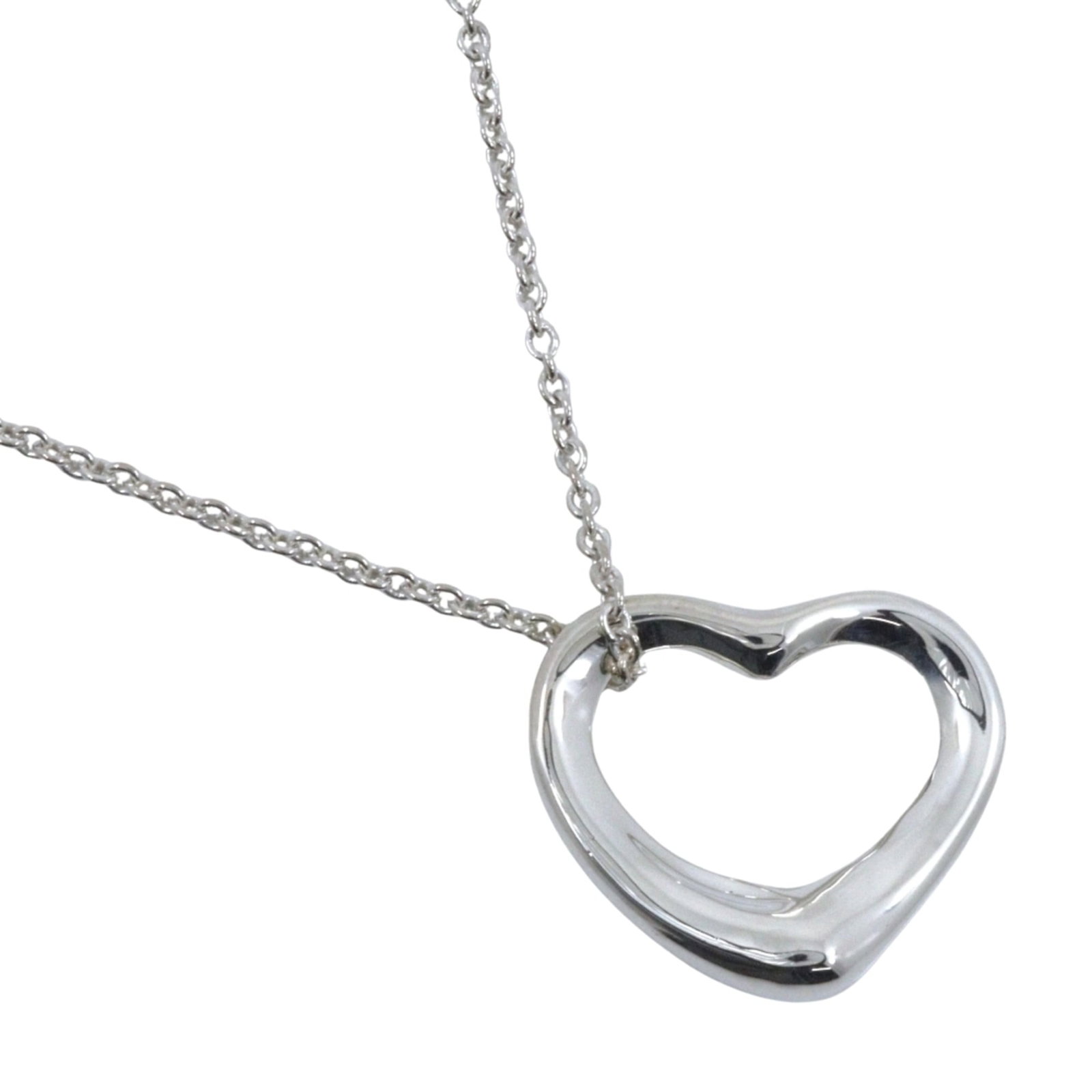 TIFFANY Silver 925: TIFFANY Silver 925 Silver 925 Tiffany necklace with an open heart pendant, measuring 21mm x 21mm, features a 41cm chain circumference. This gently used necklace has minor signs of wear and small