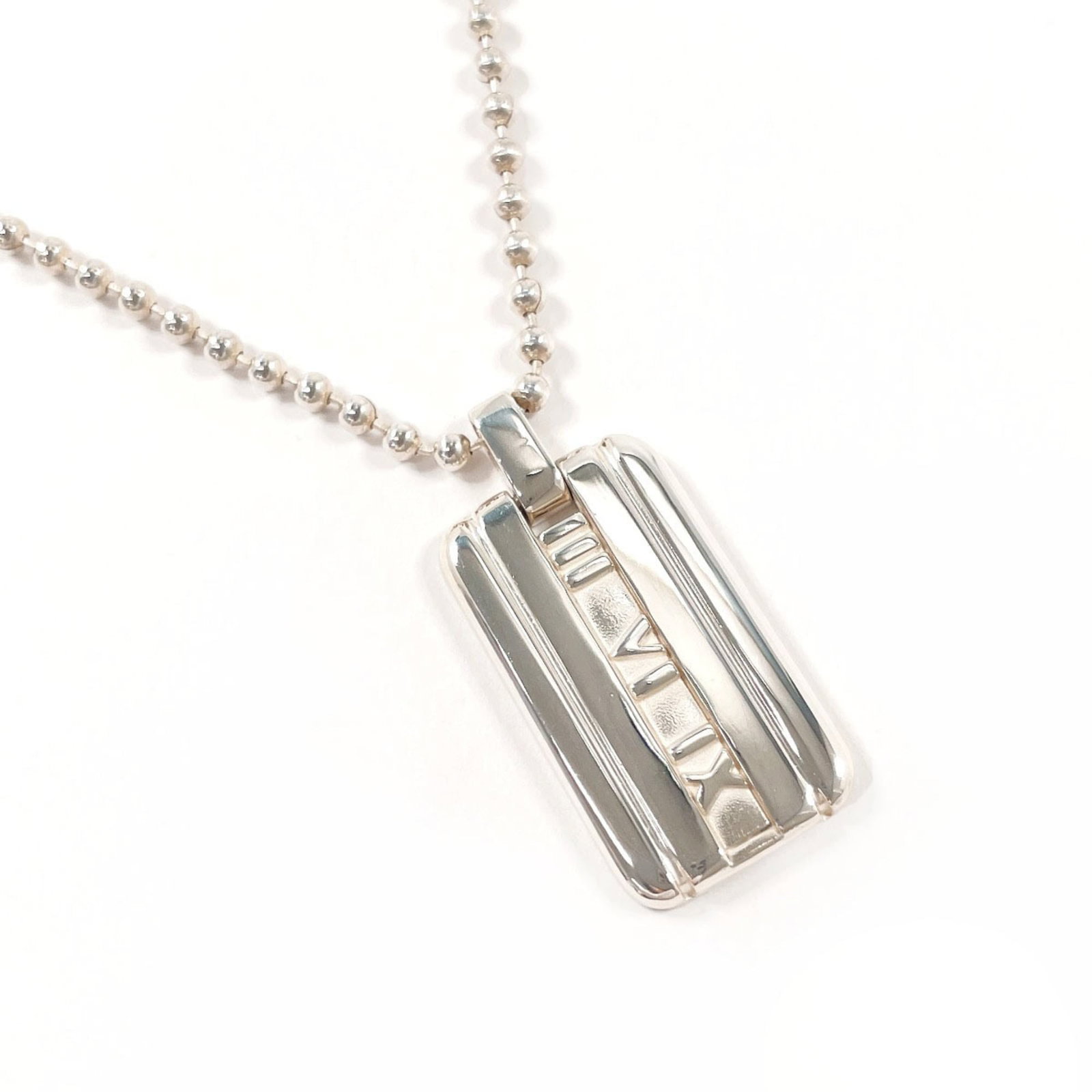 TIFFANY Silver 925: TIFFANY Silver 925 Silver 925 Tiffany Necklace, a timeless piece of elegance, boasts a sleek design with a 27.5mm x 15.5mm silver 925 pendant, suspended from a 42.5cm chain. This exquisite necklace is