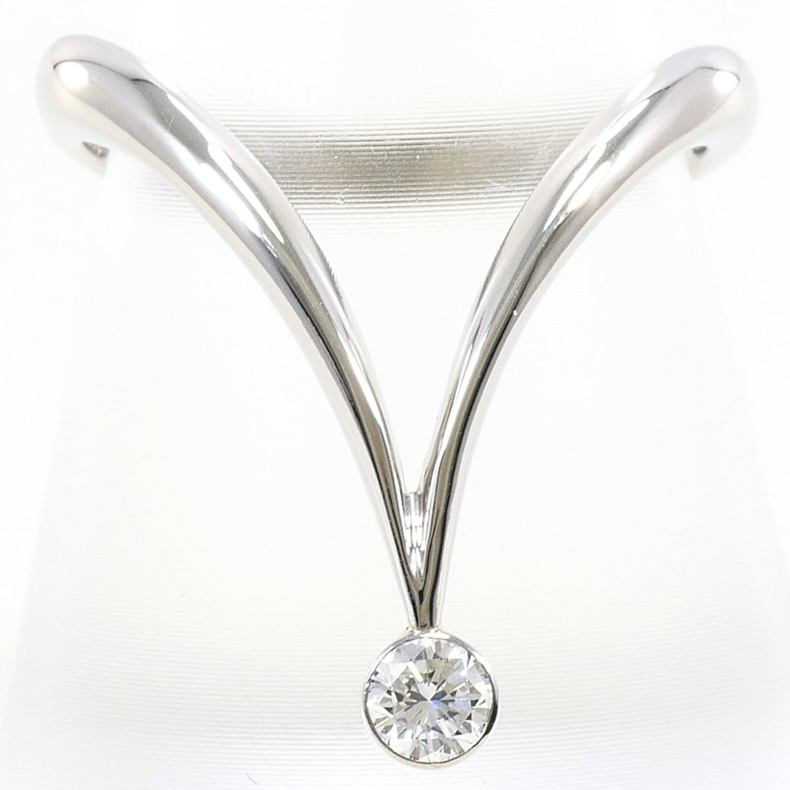Band Ring Platinum 900: Band Ring Platinum 900 Platinum 900 band ring features a sleek 21mm wide band made from high-quality platinum, complemented by a diamond stone. This like-new used ring boasts excellent condition with 
