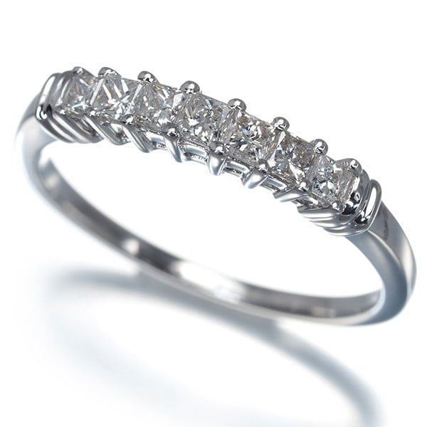 Diamond 0.40Ct Princess And Baguette Cut 7P Ring 18K Wg: Diamond 0.40Ct Princess And Baguette Cut 7P Ring 18K Wg The 0.40ct Princess and Baguette Cut Diamond Ring in 18k White Gold boasts a striking design with a natural diamond as its centerpiece. With a