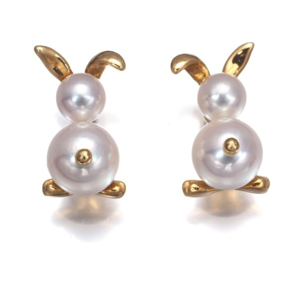 Tasaki Earrings Baby Akoya Pearl 4.0Mm/5.8Mm Rabbit 18K 750 Yellow Gold: Tasaki Earrings Baby Akoya Pearl 4.0Mm/5.8Mm Rabbit 18K 750 Yellow Gold Yellow gold 18K earrings feature a pair of stud Akoya pearls, one approximately 4.0mm and the other 5.8mm in size, set in a