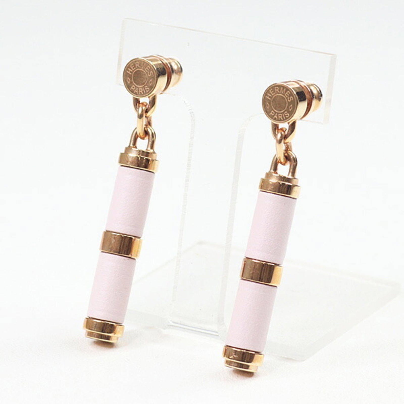HERMES Drop Earrings Swift Leather: HERMES Drop Earrings Swift Leather Swift leather drop earrings in gold plated finish from the iconic French brand Hermes. Measuring 43mm x 9mm, these earrings weigh 11.5g and come with a box and dust