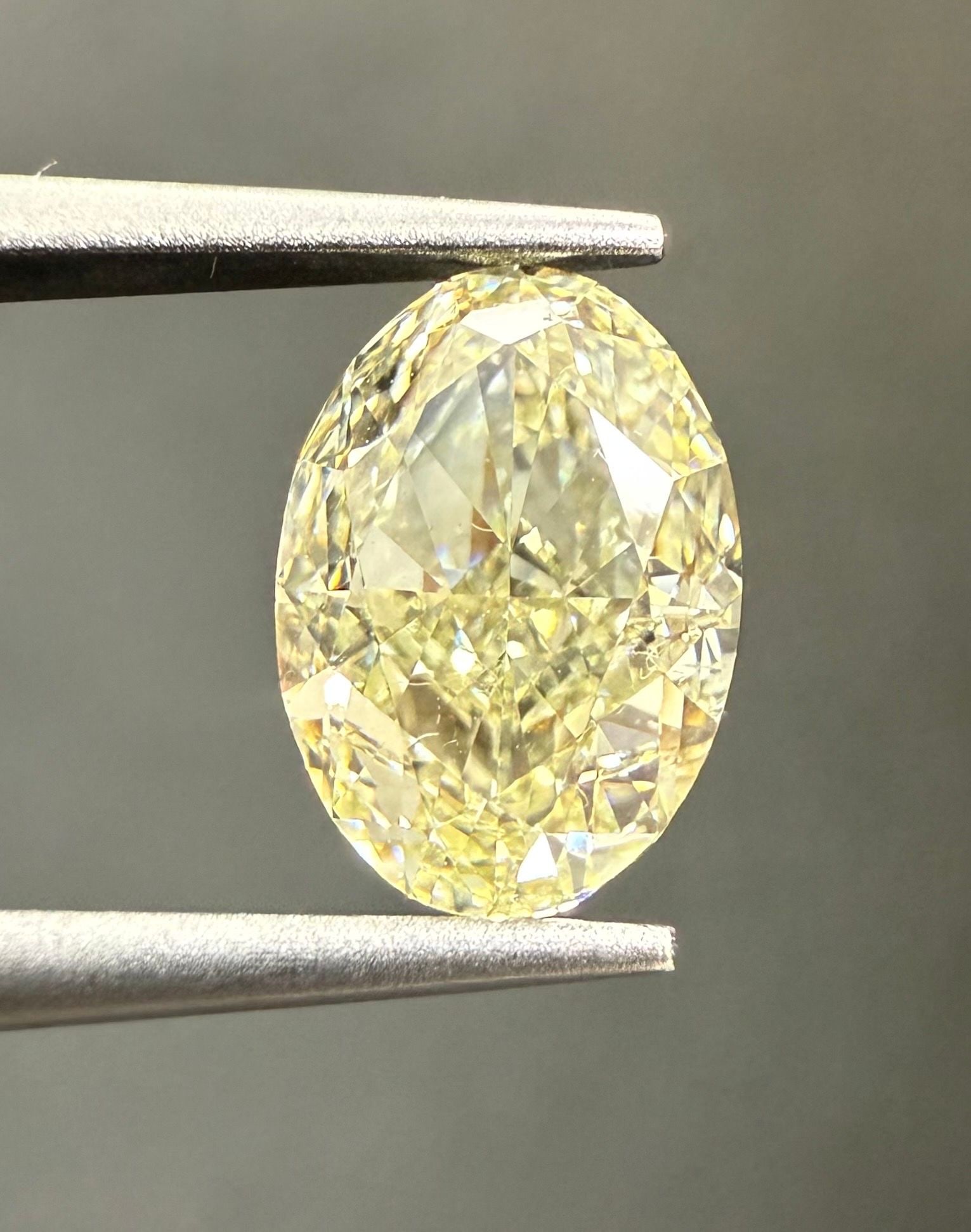 GIA Oval 1.5ct Q-R VVS1 - Loose Natural Diamond: GIA Oval 1.5ct Q-R VVS1 - Loose Natural Diamond GIA Oval 1.5ct Q-R VVS1 - Loose Natural DiamondThis 1.5ct oval-cut diamond boasts exceptional clarity, with a VVS1 grade indicating minimal inclusions.