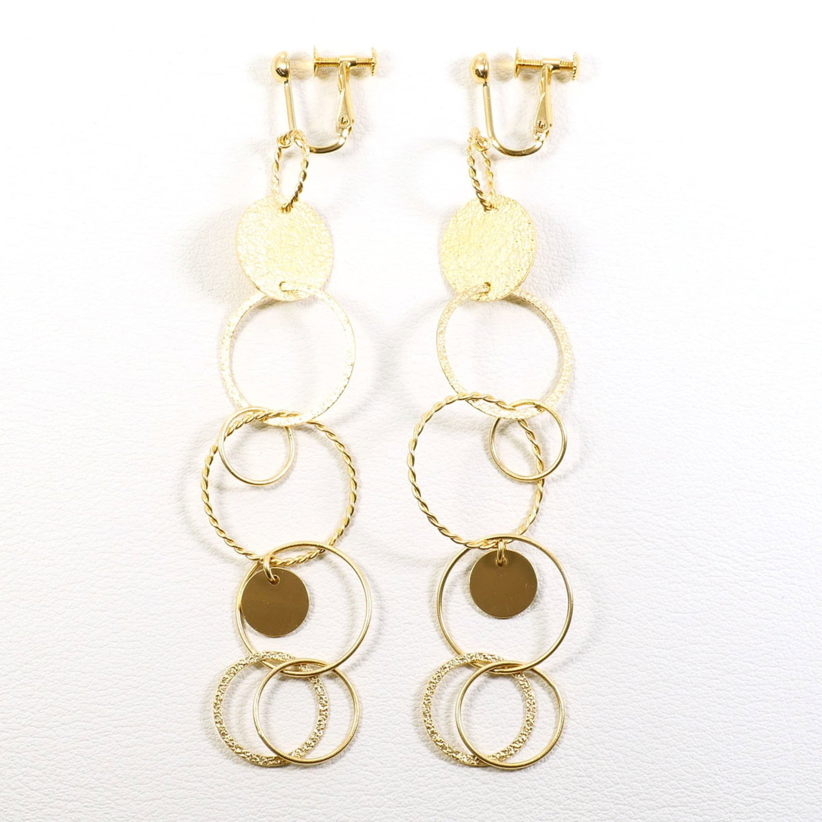 Drop Earrings Yellow Gold (18K): Drop Earrings Yellow Gold (18K) Drop earrings in 18K yellow gold, a beautiful and understated accessory. Made from high-quality yellow gold, these earrings weigh 8g and feature a sleek, modern