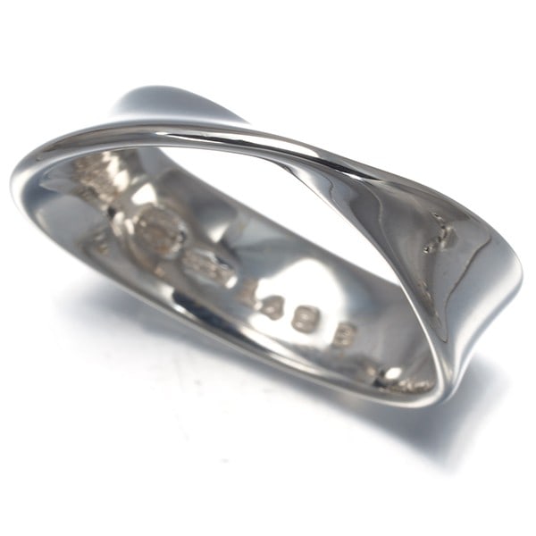 Georg Jensen Ring Moebius 148B Us7 925 Sterling Silver: Georg Jensen Ring Moebius 148B Us7 925 Sterling Silver Sterling silver Moebius ring from Georg Jensen, featuring a sleek band design. This 925 silver ring is crafted with precision and attention to