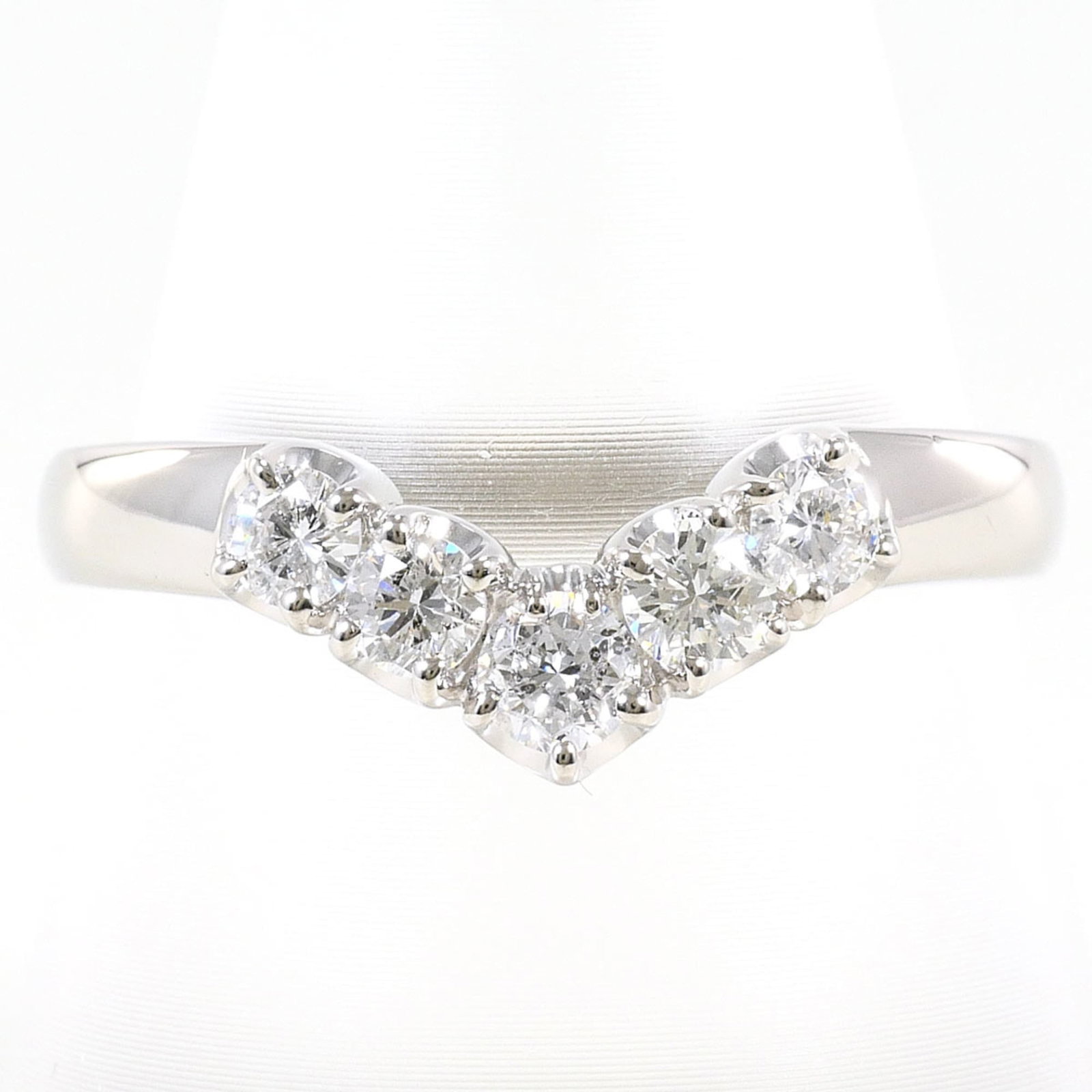 Band Ring Platinum 900: Band Ring Platinum 900 Platinum 900 band ring features a 7mm wide band made from high-quality platinum metal, adorned with a diamond stone. This like new used band is in excellent condition, with only