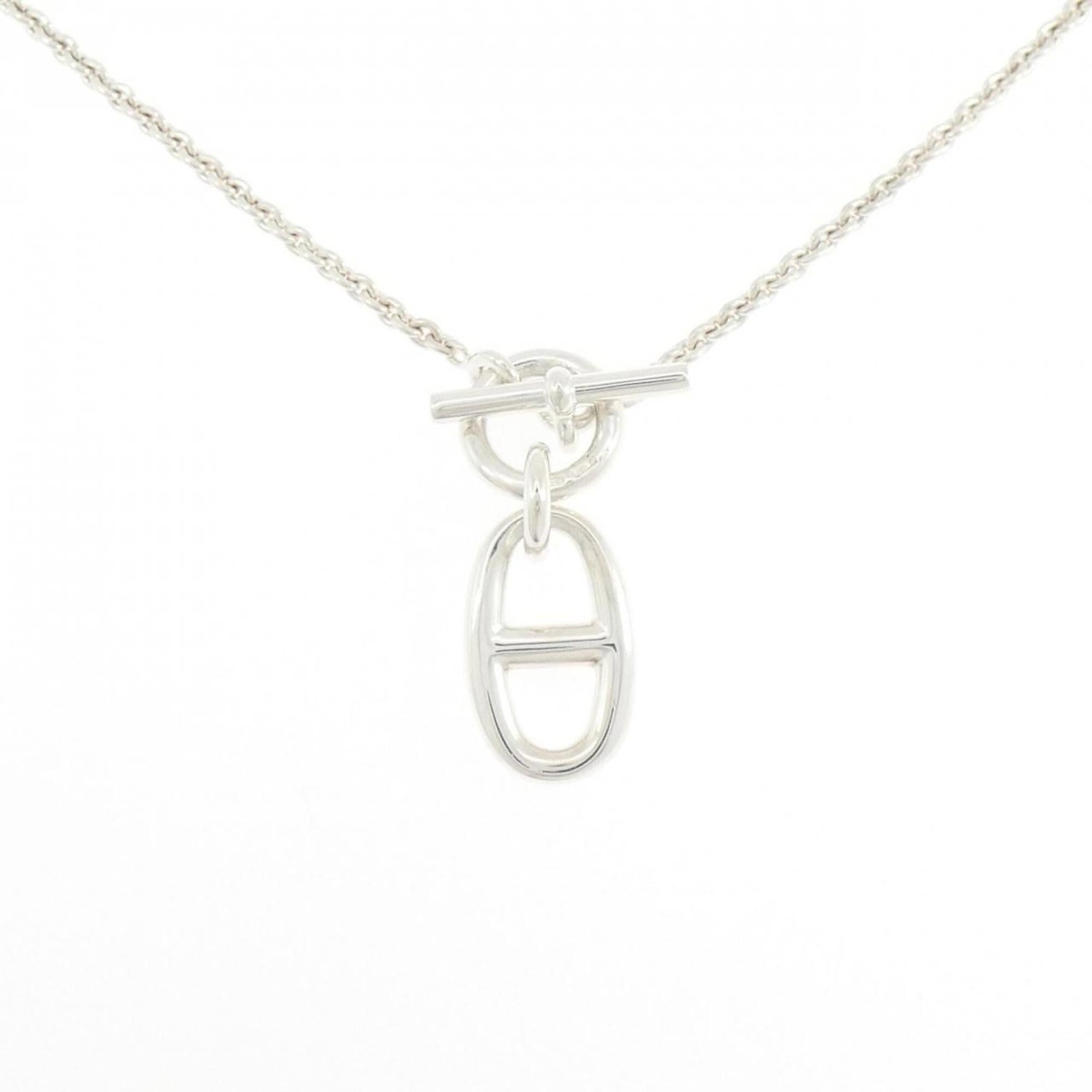 HERMES Silver 925: HERMES Silver 925 Silver 925 necklace from Hermes, featuring a 30.2mm x 11.3mm pendant, gently used with minor signs of wear, including small scratches or light marks. The necklace has a 40 cm /