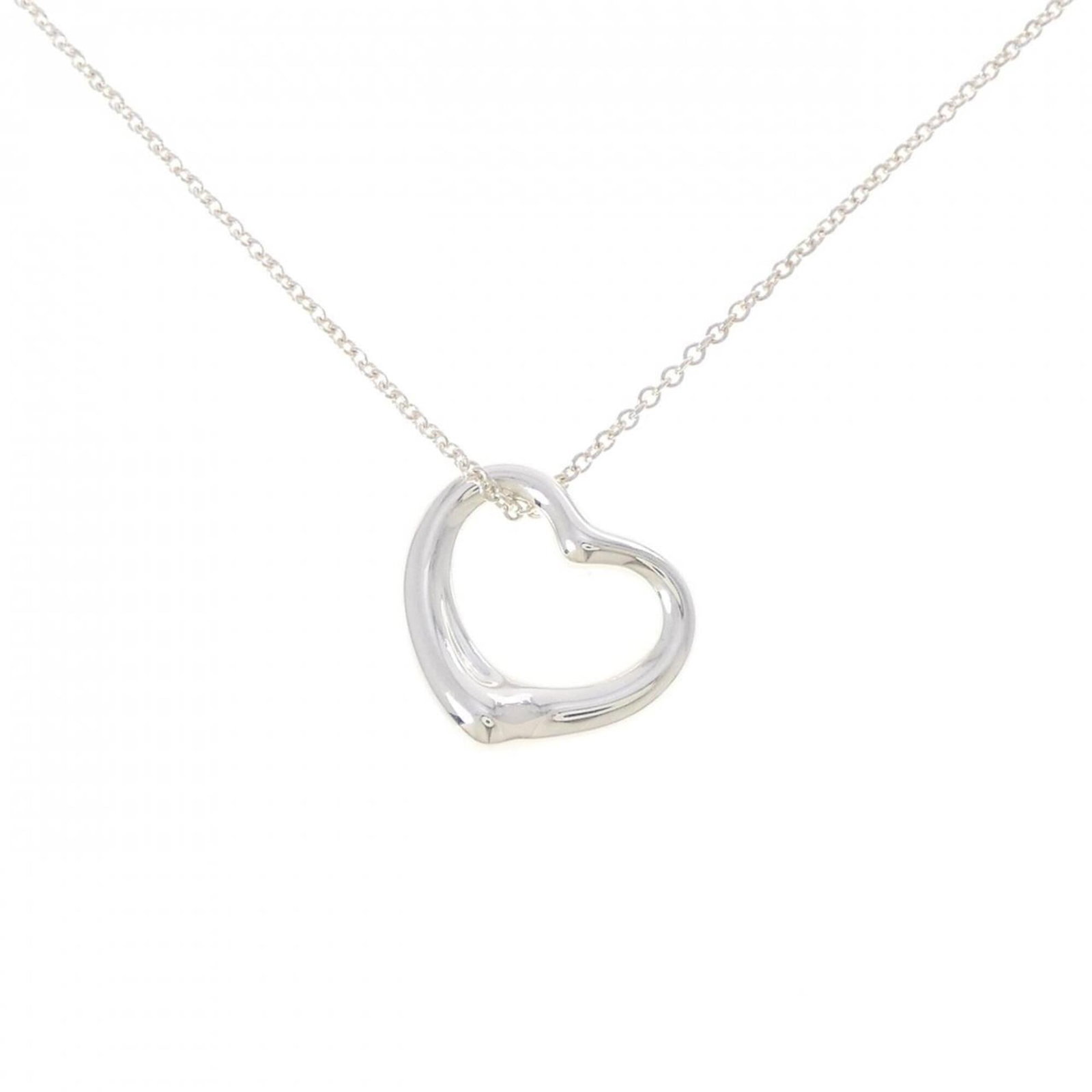 TIFFANY Silver 925: TIFFANY Silver 925 Tiffany's sterling silver 925 necklace features a beautiful pendant with a 21.4mm x 21mm design, perfectly sized for a delicate touch. The necklace's 41cm circumference provides a c