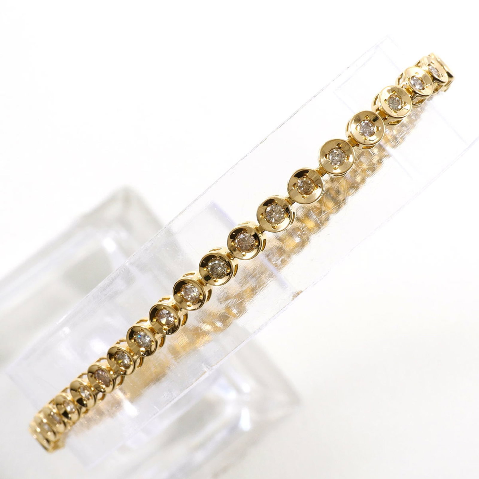 Charm Bracelet Yellow Gold (18K): Charm Bracelet Yellow Gold (18K) Yellow gold charm bracelet, crafted from 18K metal, features a delicate yellow gold chain with a diamond stone. Measuring 18cm in length, this charm bracelet weighs
