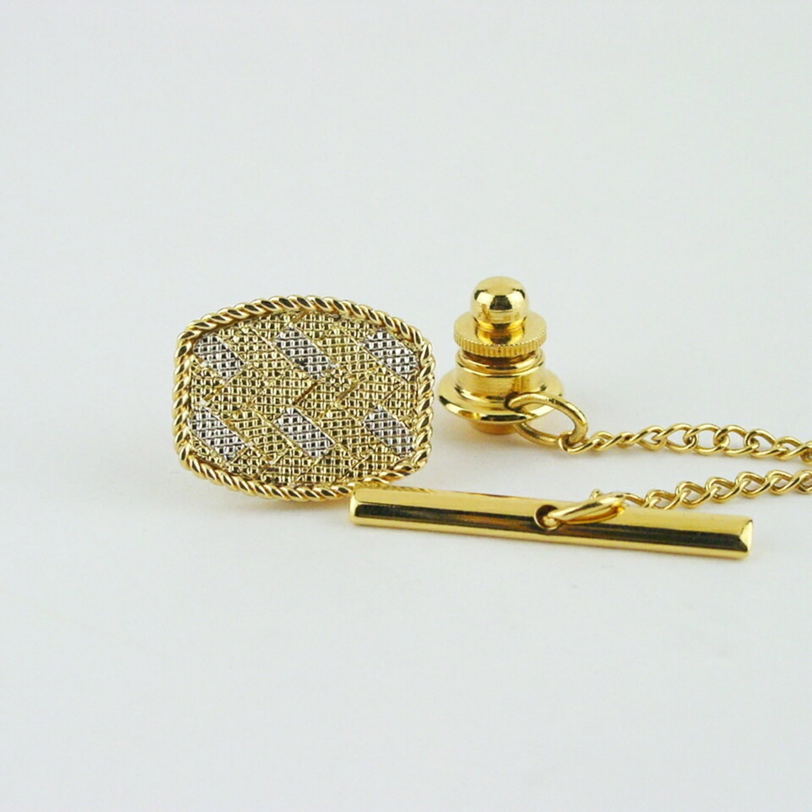 DUNHILL Tie Chain White Gold (18K) Yellow Gold (18K): DUNHILL Tie Chain White Gold (18K) Yellow Gold (18K) White gold (18K) and yellow gold (18K) intertwined in a classic Dunhill tie chain design, this elegant accessory is a timeless addition to any gent