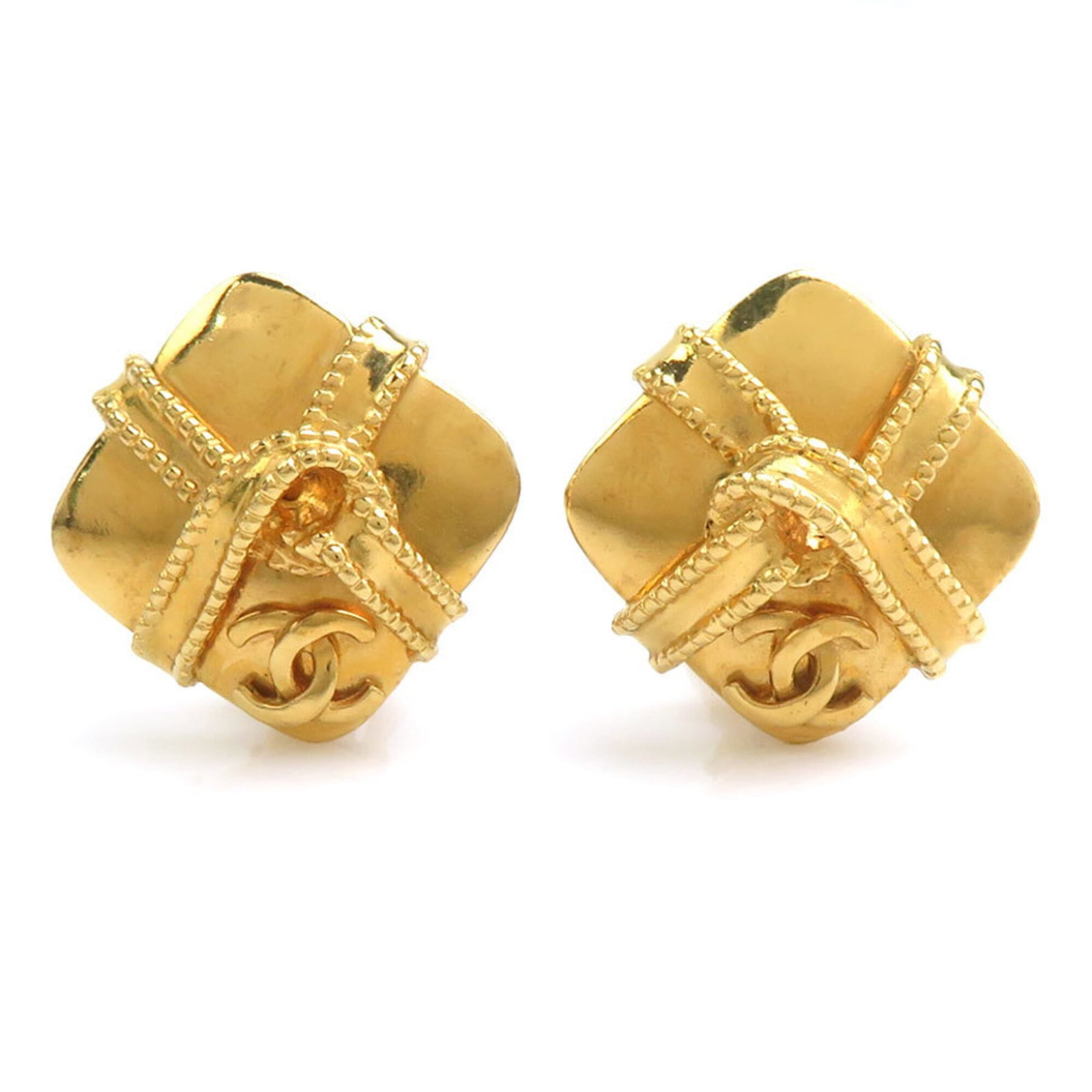 CHANEL Clip Earrings Metal: CHANEL Clip Earrings Metal Gold Clip Earrings from Chanel, France, featuring a classic design with metal construction. The item bears visible scratches and scuffs, but remains fully functional and in 