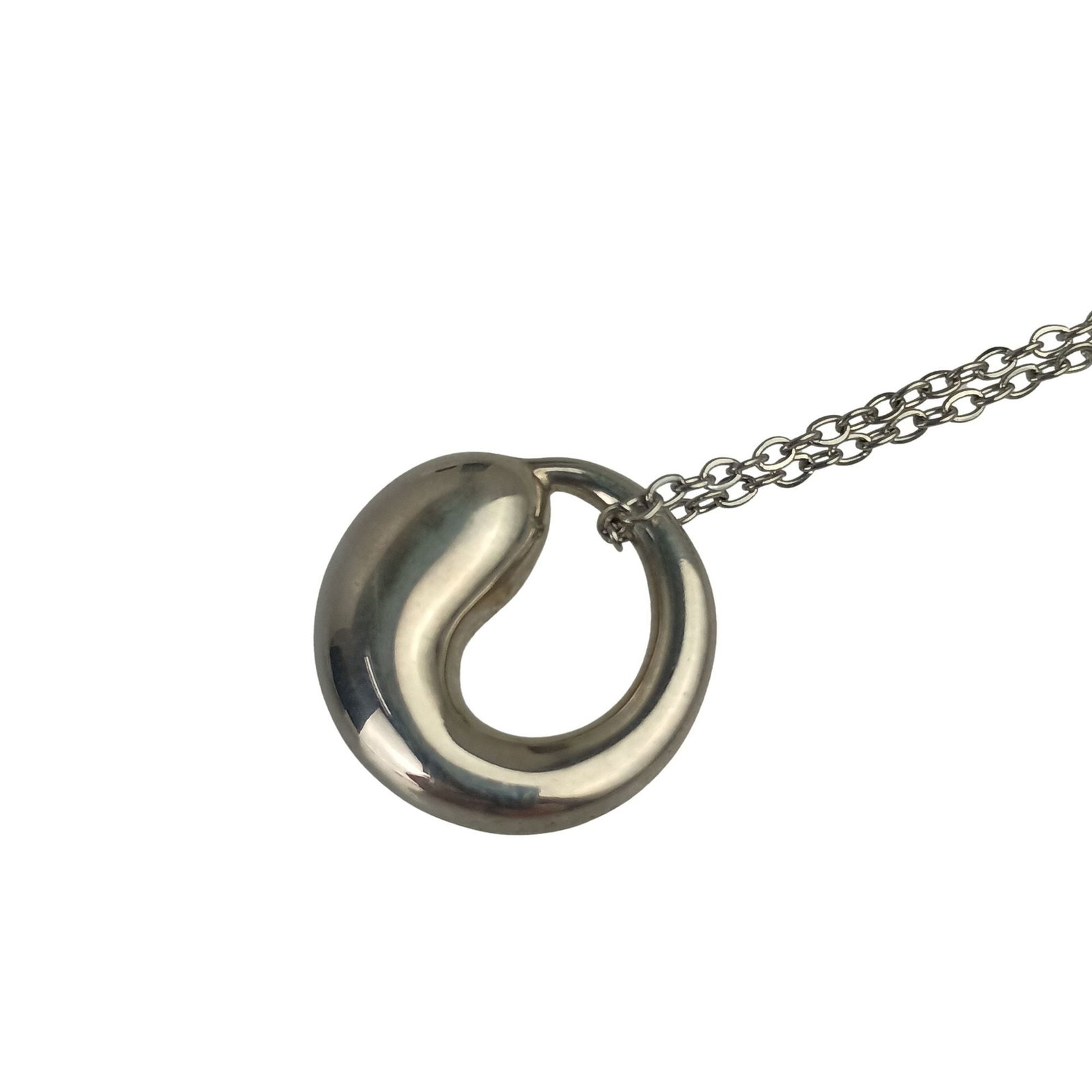 TIFFANY Silver 925: TIFFANY Silver 925 Tiffany Silver 925 Necklace: A Timeless Classic with Character. This sterling silver necklace features a beautiful pendant with a 1.5mm x 1.6mm size, perfect for adding a touch of e