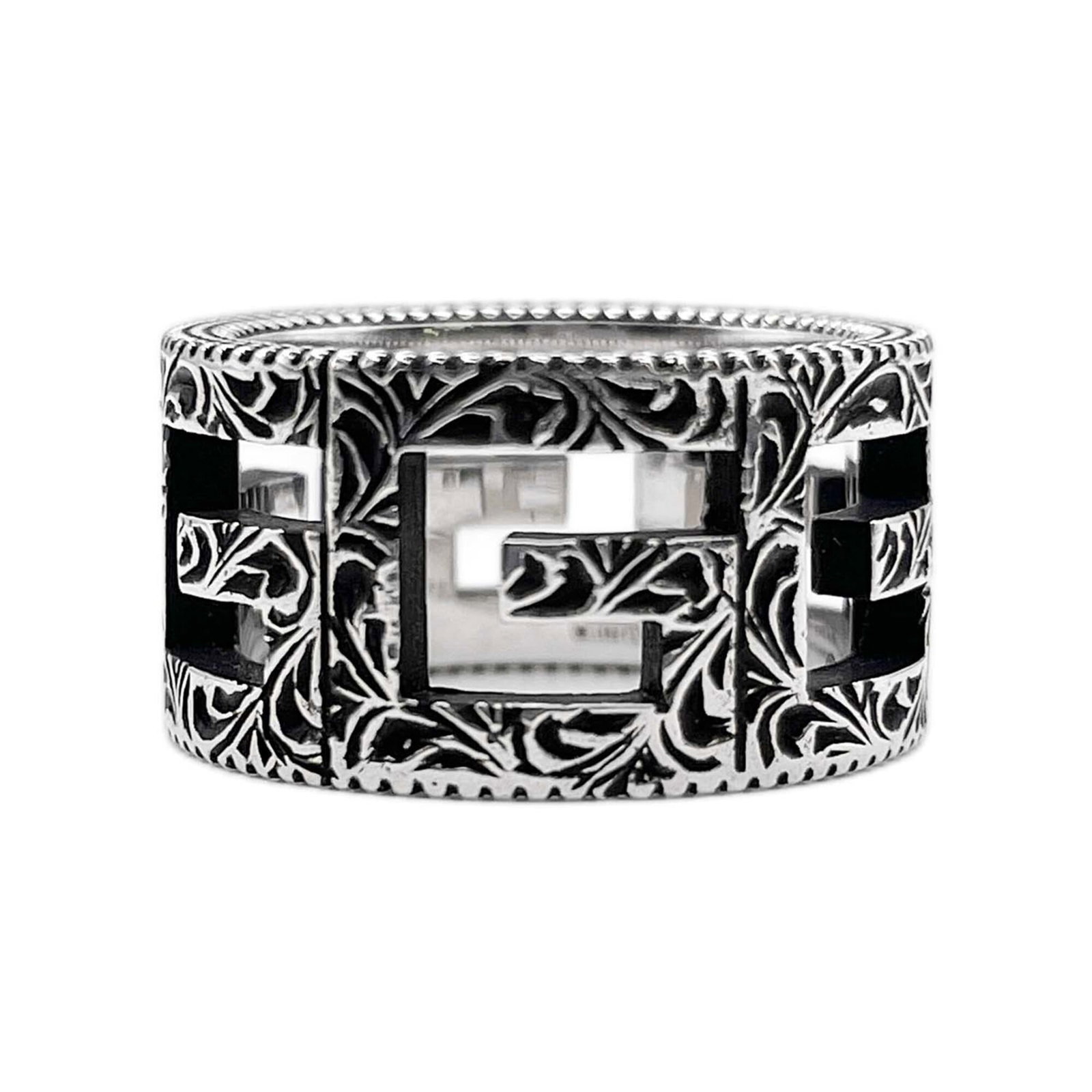 GUCCI Band Ring Silver 925: GUCCI Band Ring Silver 925 Silver 925 band ring from Gucci, featuring a sleek and modern design. The ring bears a signature and is made from high-quality silver. Gently used with minor signs of wear, 