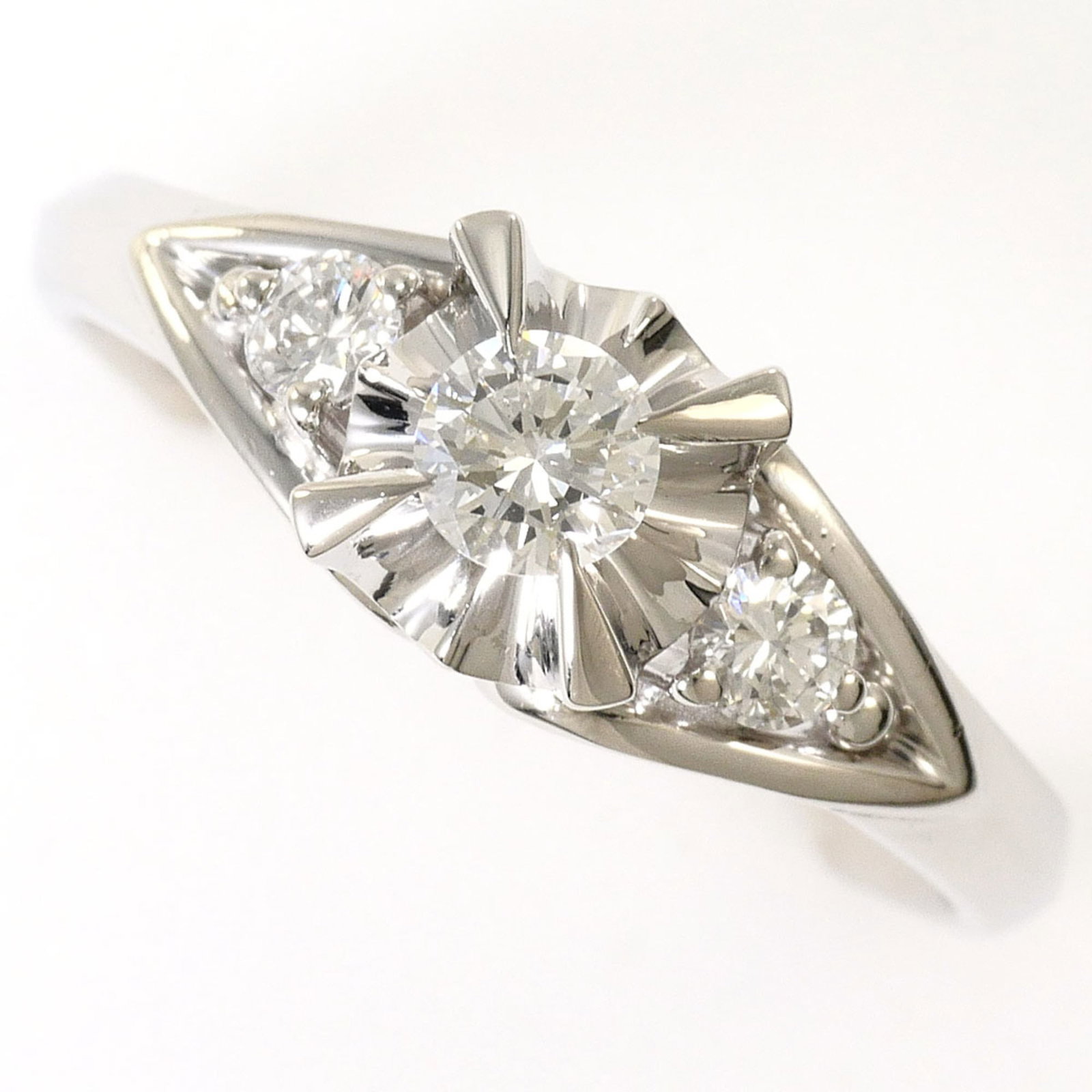 Band Ring Platinum 900: Band Ring Platinum 900 Platinum 900 band ring with a diamond stone, this 6mm wide ring is made from high-quality platinum metal, weighing 5g. In like new condition, it features a subtle, refined desig