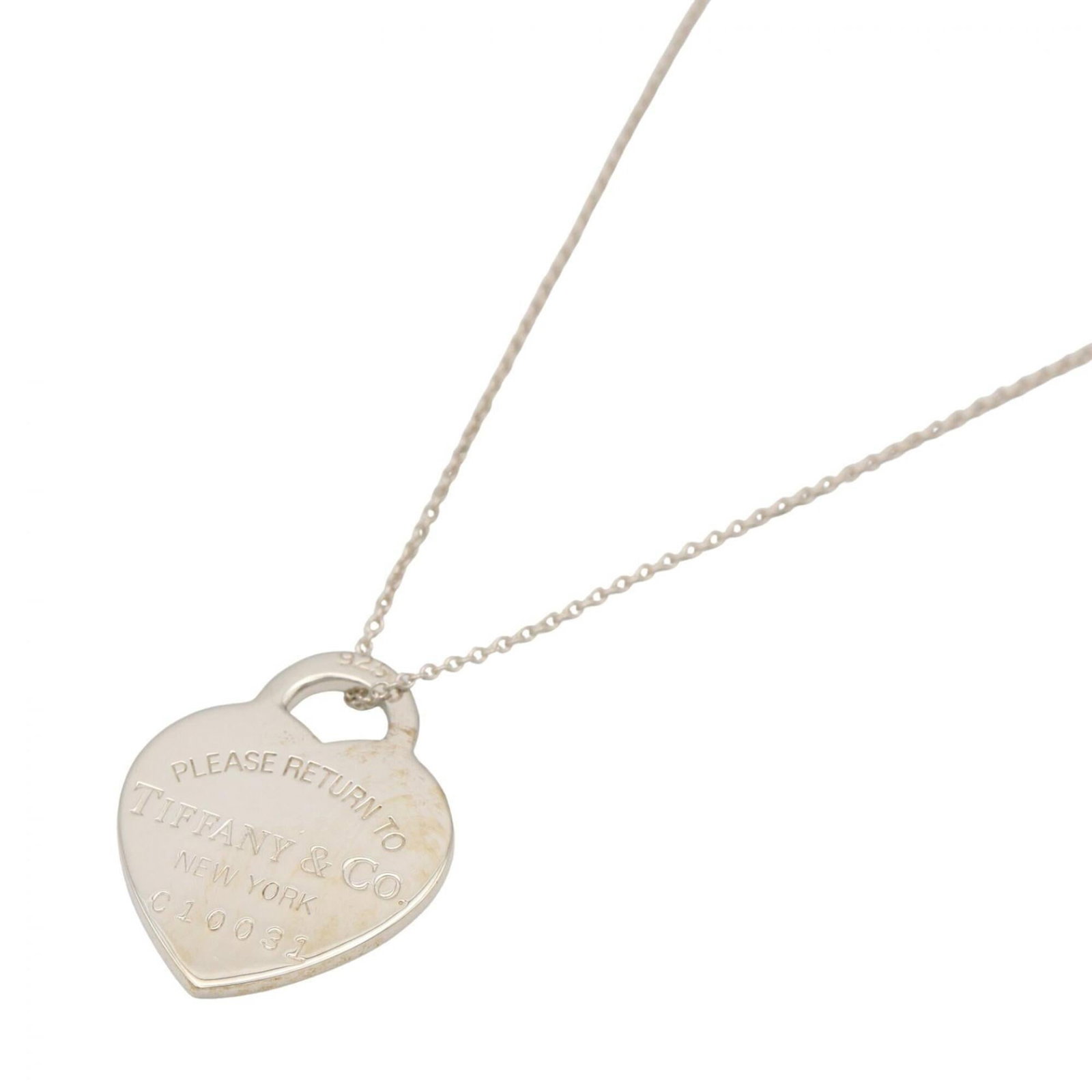 TIFFANY Silver 925: TIFFANY Silver 925 Silver 925 pendant from Tiffany, a renowned luxury brand, boasts a sleek design with a 24.6mm x 19.7mm size. The necklace features a 41.5 cm circumference, suitable for a