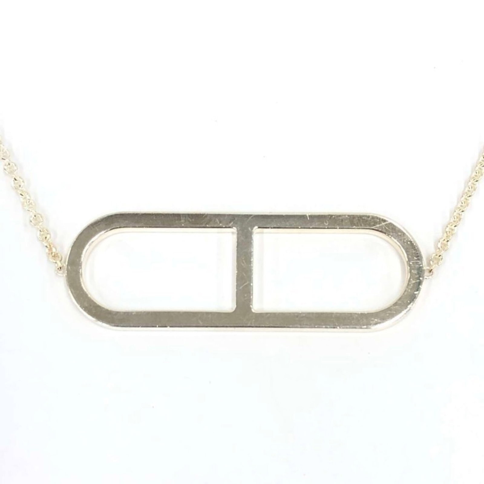 HERMES Silver 925: HERMES Silver 925 Silver 925 pendant from Hermes, featuring a sleek design with a 20mm x 59mm size. This necklace is made from high-quality silver and bears a visible signature. With a good used condi