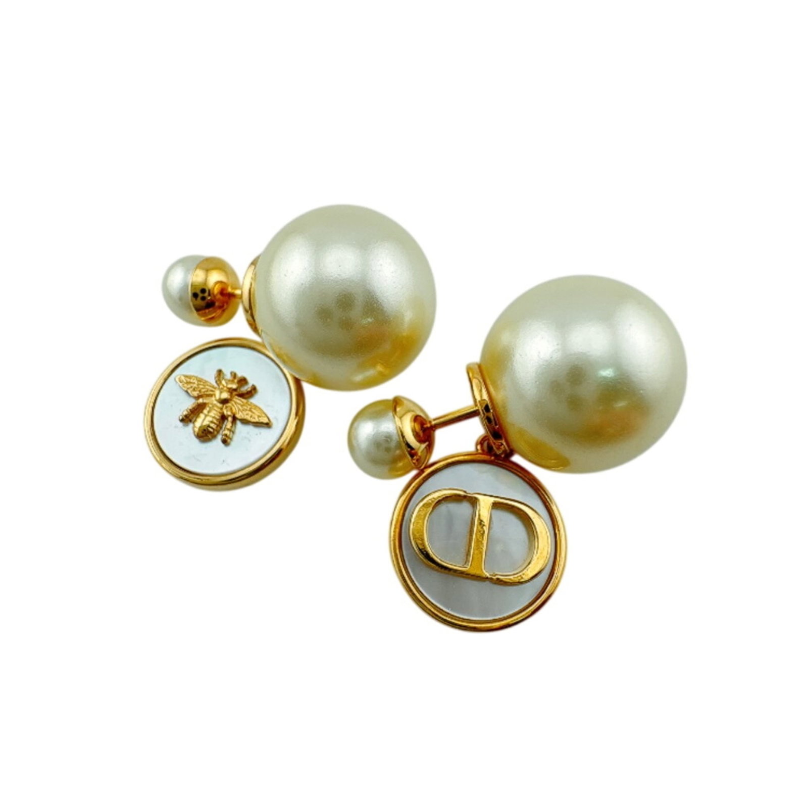 CHRISTIAN DIOR Gold: CHRISTIAN DIOR Gold Gold from Christian Dior, a 25.00mm x 15.00mm pendant, gently used with minor signs of wear, including small scratches and light marks. The item is in very good condition, bearing 