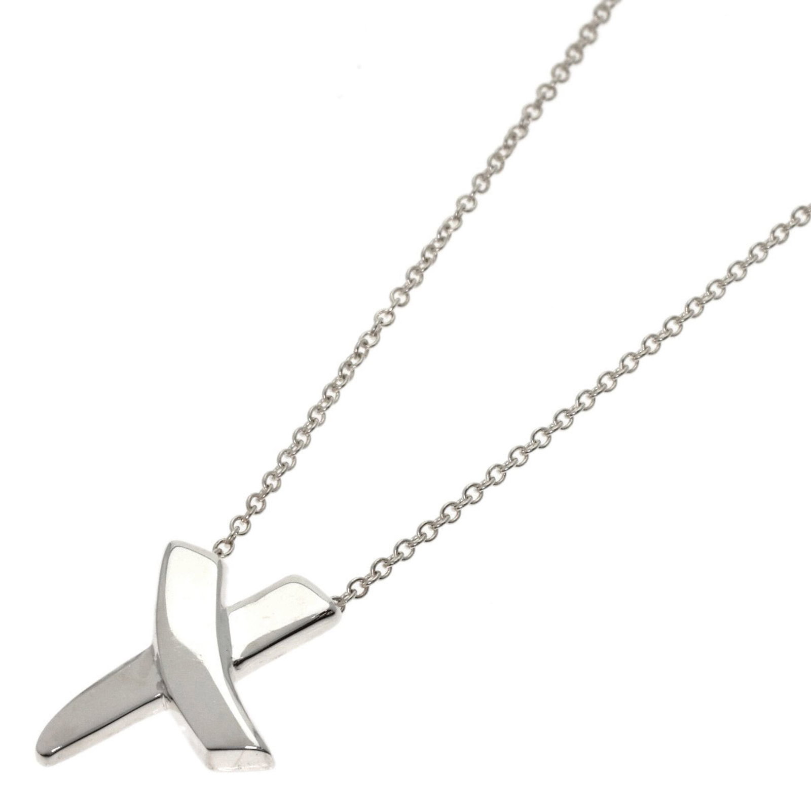 TIFFANY Silver Necklace: TIFFANY Silver Necklace The Tiffany Silver Necklace boasts a sleek design with a silver pendant, measuring 13.9mm x 11.9mm. This gently used necklace features a 41 cm / 16.14'' neck circumference and