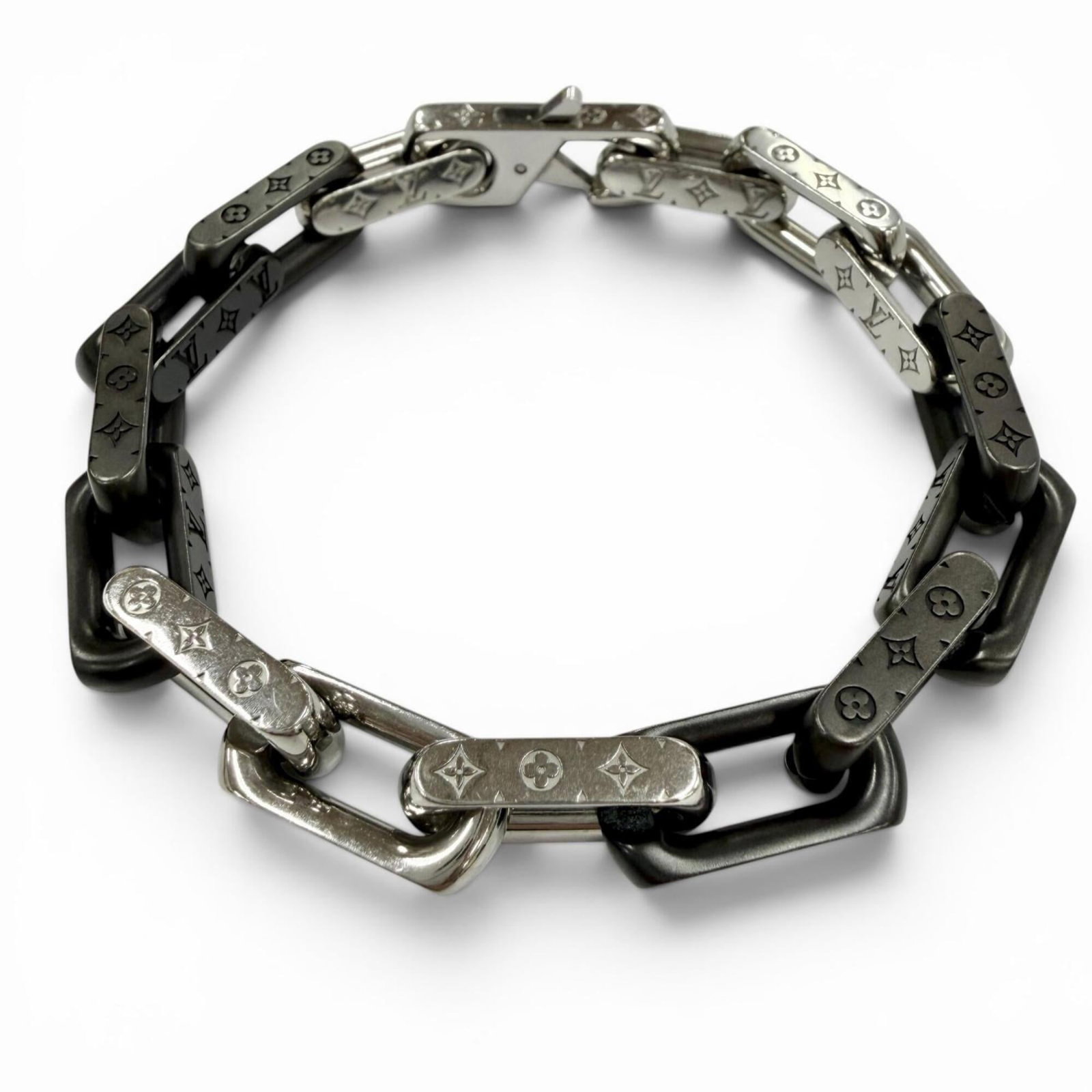 LOUIS VUITTON Charm Bracelet Black Silver: LOUIS VUITTON Charm Bracelet Black Silver Black Silver Charm Bracelet from Louis Vuitton, 19cm / 7.48'' in length, featuring a classic charm design with a subtle silver finish. Gently used with minor 