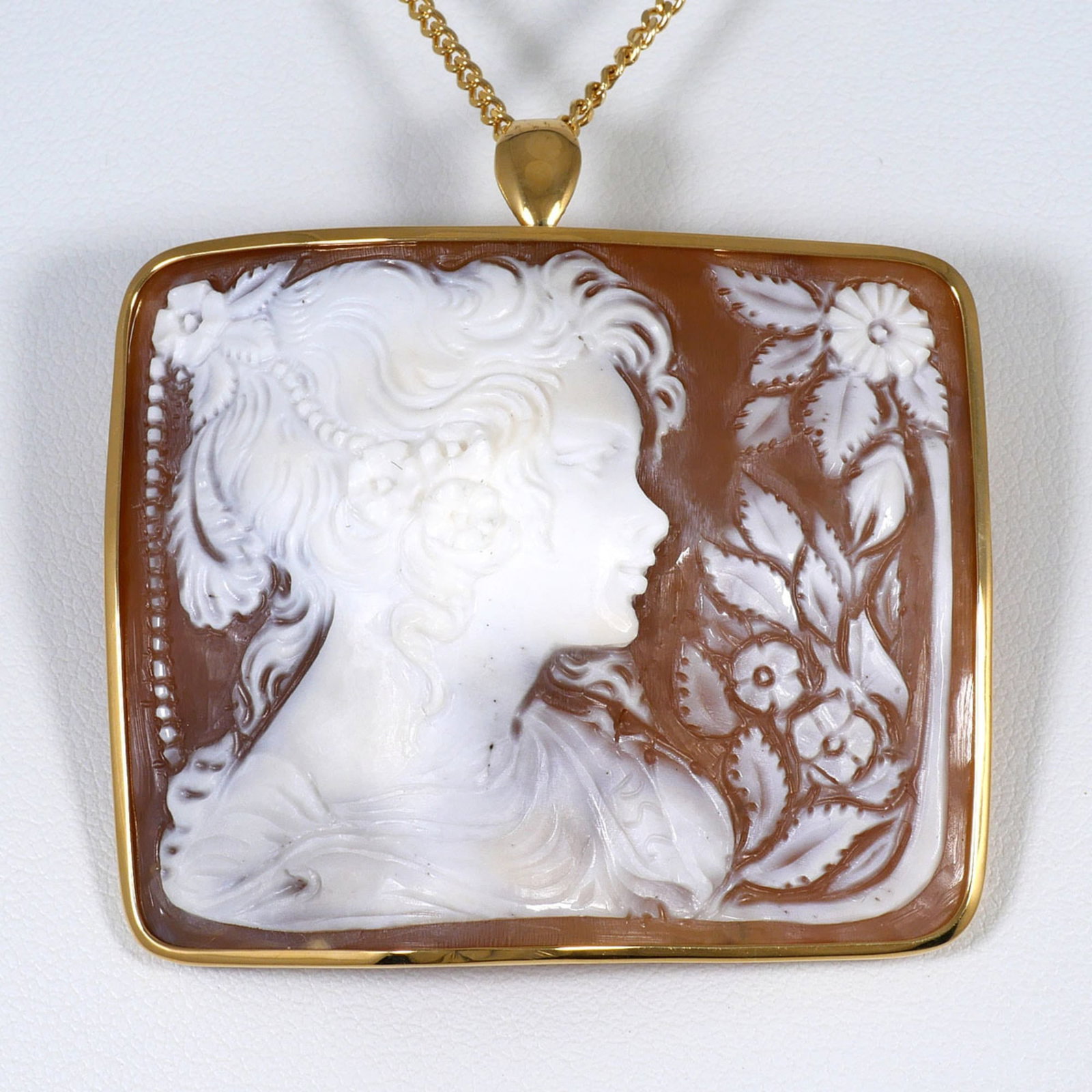 Yellow Gold (18K): Yellow Gold (18K) Yellow gold (18K) necklace in excellent condition, featuring a 50mm x 50mm pendant, with a 44 cm / 17.32'' neck circumference. Made from 22.3g of 18K yellow gold, this necklace