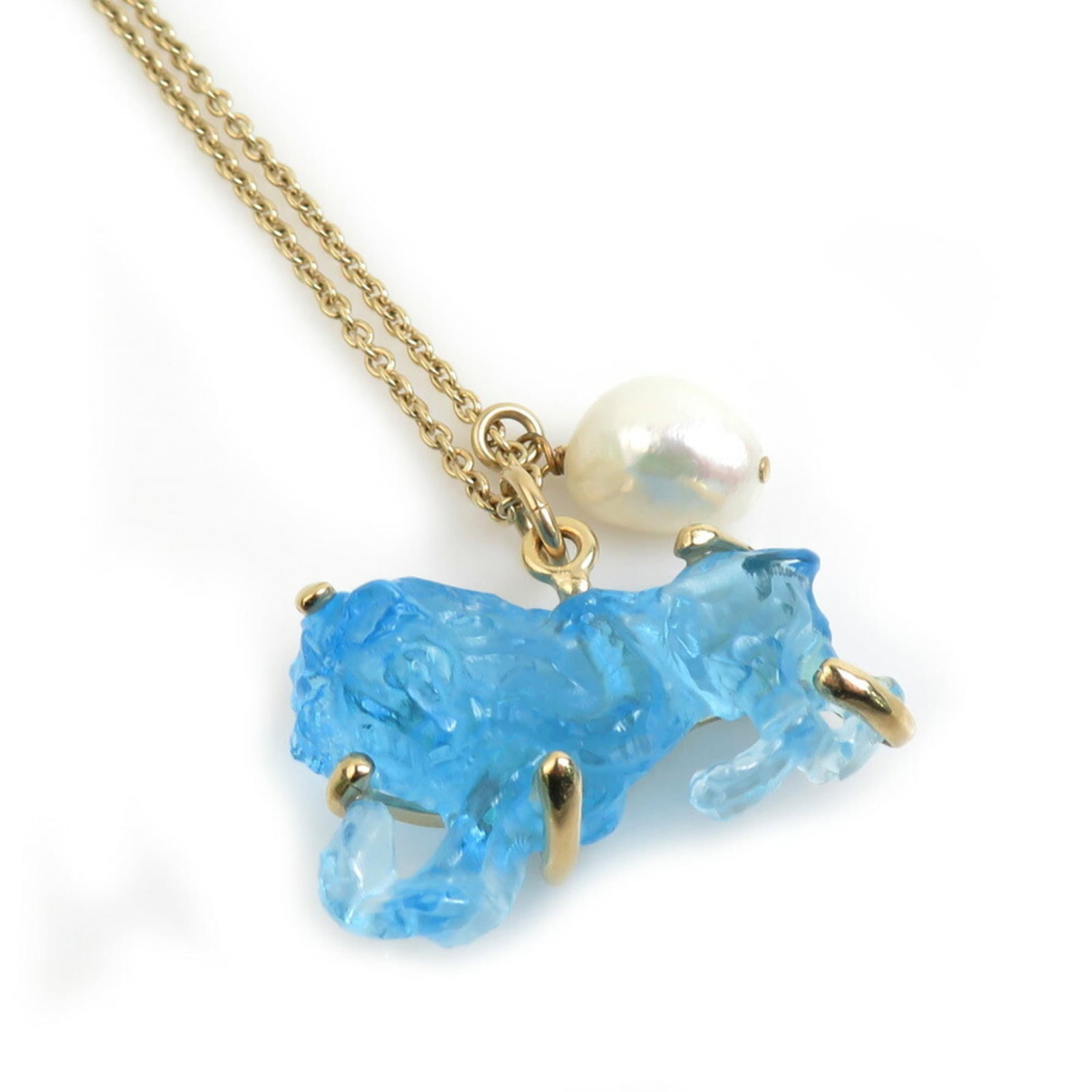 CHRISTIAN DIOR Metal: CHRISTIAN DIOR Metal Metal pendant from Christian Dior's collection, featuring a striking blue hue. The pendant measures 20mm x 30mm and is attached to a 90cm chain, suitable for a 35.43'' neck