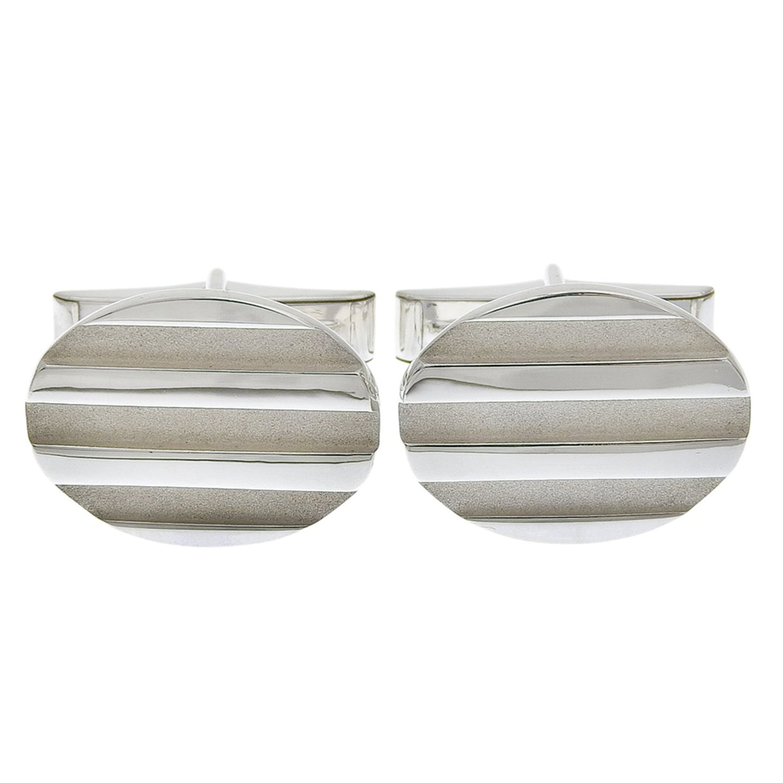 TIFFANY Cufflinks Silver 925: TIFFANY Cufflinks Silver 925 Silver 925 Tiffany cufflinks with a classic design, measuring 20.00mm x 26.50mm and weighing 10.3g. Gently used with minor signs of wear, these cufflinks showcase a subtle